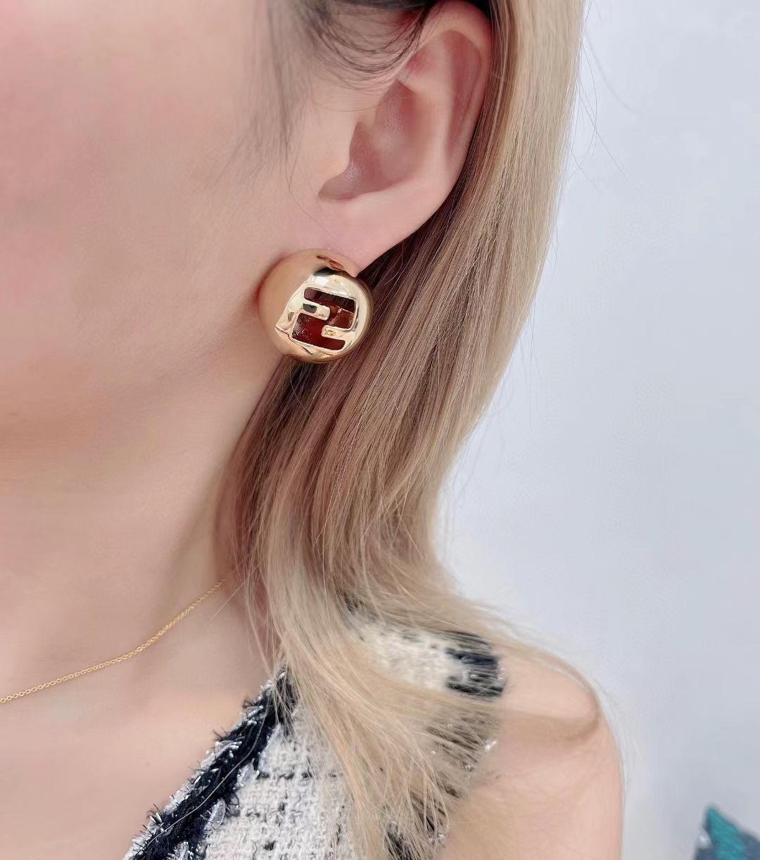 【新品分享】
F*endi 新款耳环
光面设计饰有镂空FENDI Sphera图案的环状耳环。杠条开合。个性十足！