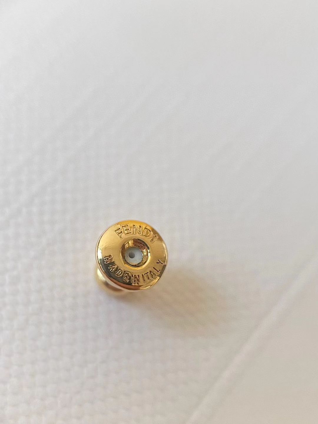 【新品分享】
F*endi 新款耳环
光面设计饰有镂空FENDI Sphera图案的环状耳环。杠条开合。个性十足！