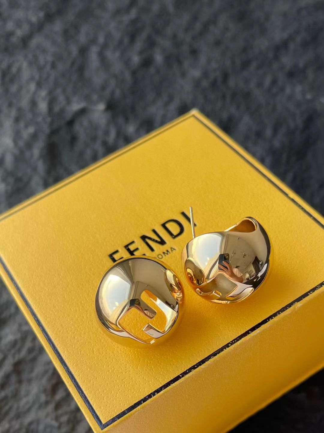 【新品分享】
F*endi 新款耳环
光面设计饰有镂空FENDI Sphera图案的环状耳环。杠条开合。个性十足！