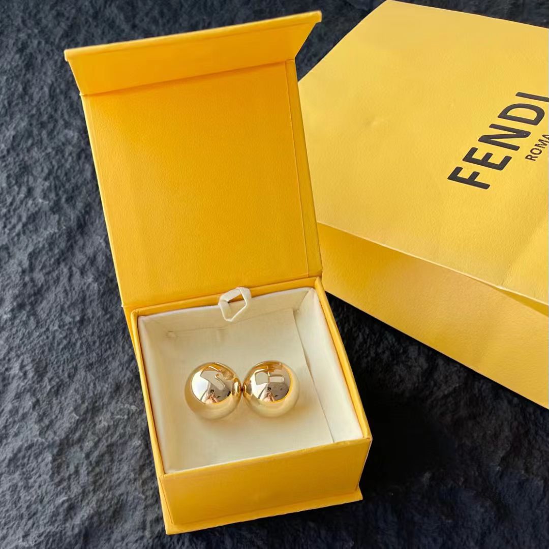 【新品分享】
F*endi 新款耳环
光面设计饰有镂空FENDI Sphera图案的环状耳环。杠条开合。个性十足！