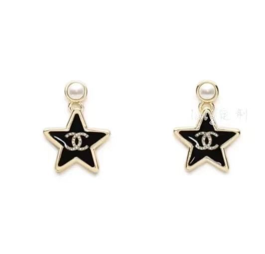 NO:635430,88180 [New product] Ch@nel new 25k star earrings. Black gold enamel with classic double C. The crystal and star embellishments are very delicate and eye-catching. The black gold color scheme is classic and will never go out of style.,, earrings, Cardia high-end jewelry1986090988180【新品】 Ch@nel 新款25k星星耳环 黑金珐琅搭配经典双c,水晶与星星点缀非常精致耐看,灵动吸睛.黑金配色经典永不过时.,,earrings,卡迪亚高端饰品,Jewelry