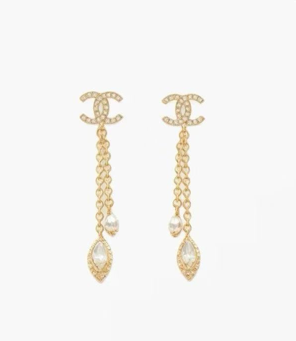 NO:635997,88180 [New Product Sharing] Ch@nel's new 26c earrings are made of crystal-inlaid petals clustered into a drop shape, with irregular patterns combined with gold hardware, and crystal-inlaid double Cs. The glass pearls are three-dimensional and full, showing the wearer's distinctive good taste.,,earrings, Cardia high-end jewelry1986090988180【新品分享】 Ch@nel 新款26c耳环 由水晶镶嵌花瓣簇拥成水滴造型,不规则纹路结合金色五金,水晶镶嵌双c搭配.琉璃珍珠立体饱满、展现佩戴者鲜明好品味.,,earrings,卡迪亚高端饰品,Jewelry