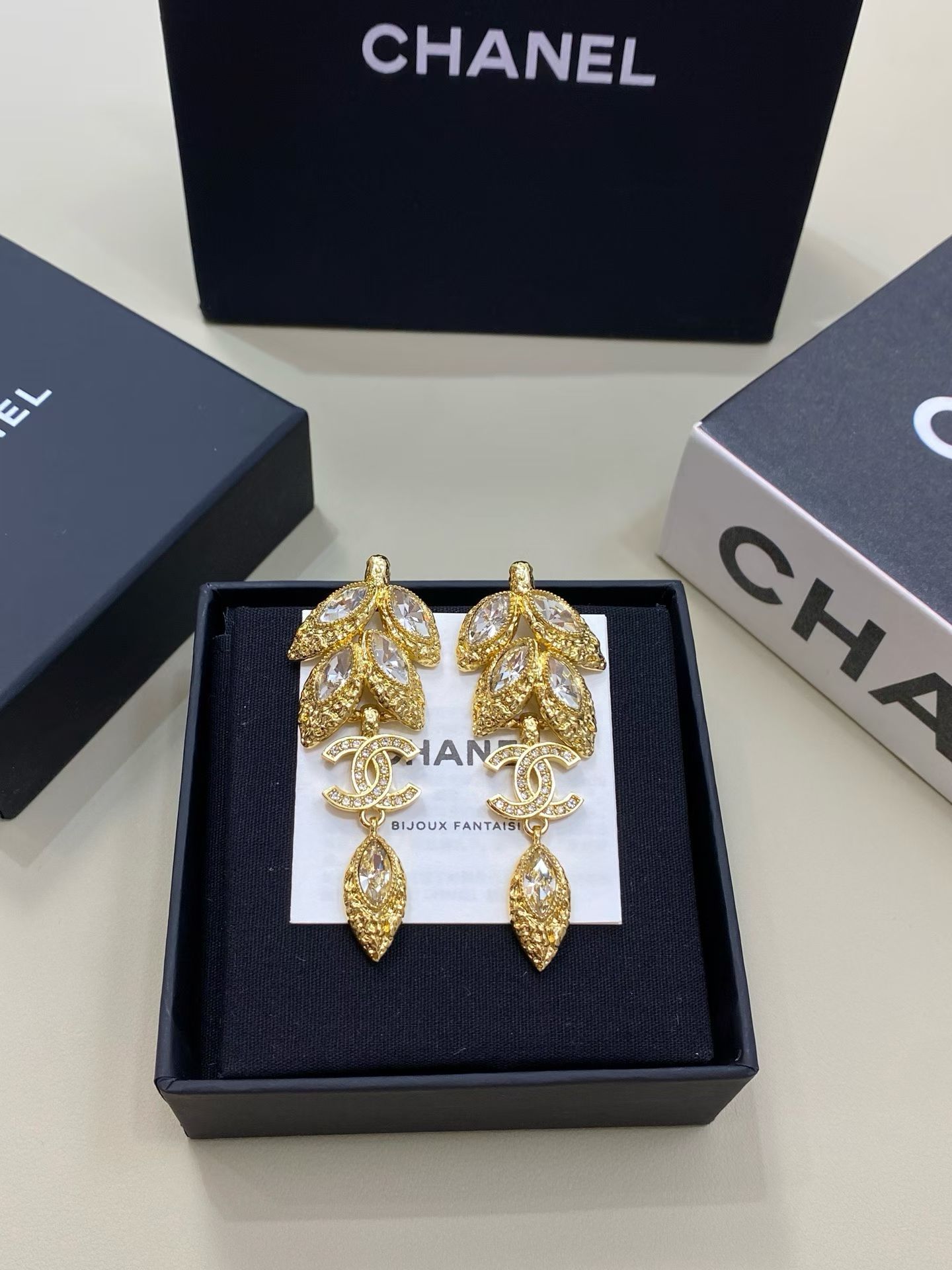 NO:635995,88200 [New Product Sharing] Ch@nel’s new 26c earrings are made of crystal inlaid petals clustered into the shape of water droplets, irregular patterns combined with gold hardware, crystal inlaid with double C. The glass pearls are three-dimensional and full, showing the wearer’s distinctive good taste.,, earrings, Cardia high-end jewelry1986090988200【新品分享】 Ch@nel 新款26c耳环 由水晶镶嵌花瓣簇拥成水滴造型,不规则纹路结合金色五金,水晶镶嵌双c搭配.琉璃珍珠立体饱满、展现佩戴者鲜明好品味.,,earrings,卡迪亚高端饰品,Jewelry