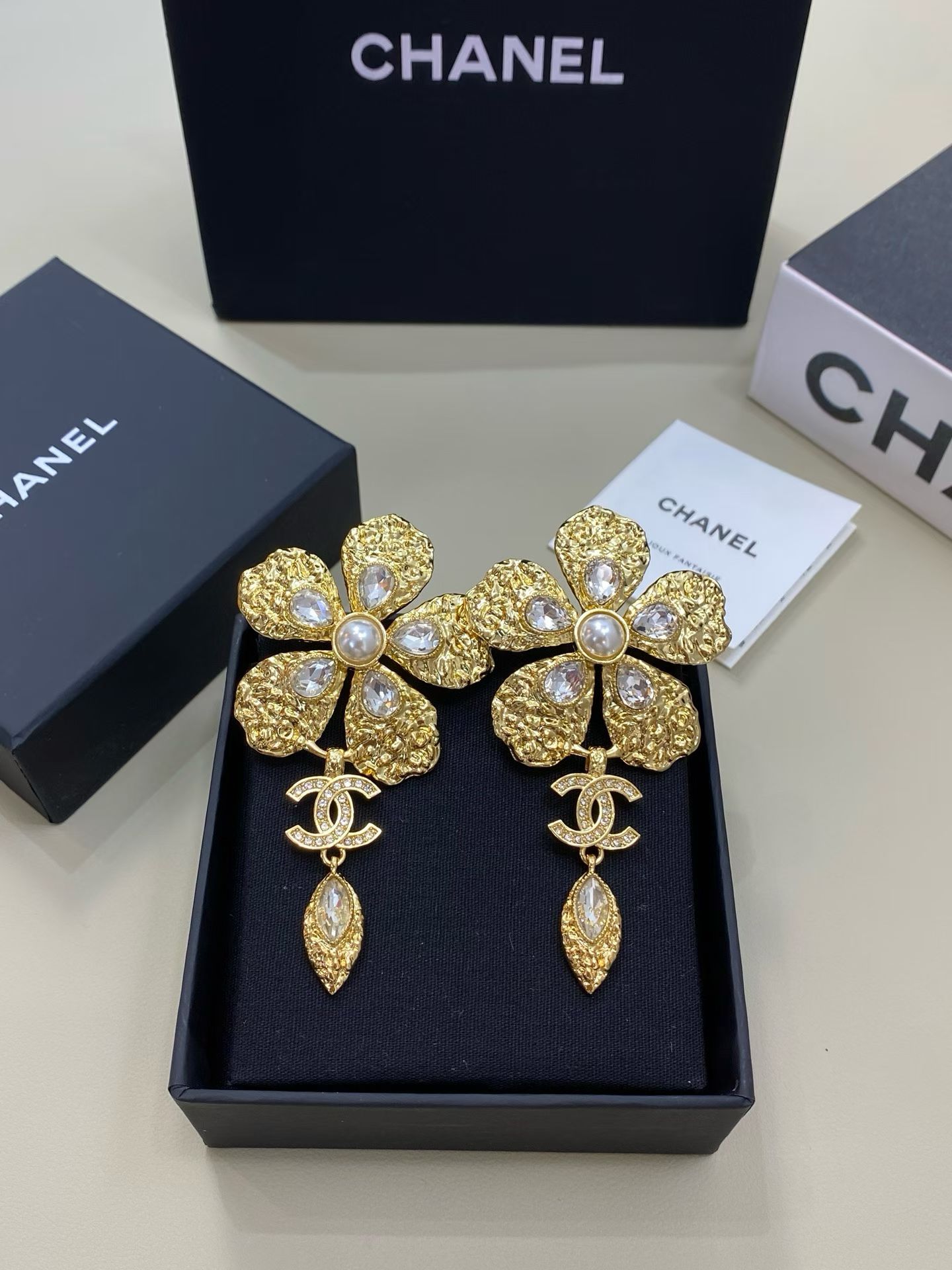 NO:635993,88220 [New Product Sharing] Ch@nel new 26c ear clips are made of crystal inlaid petals clustered into a water drop shape, irregular patterns combined with gold hardware, crystal inlaid with double C. Glass pearls are three-dimensional and full, showing the wearer's distinctive good taste, Cartier high-end jewelry1986090988220【新品分享】 Ch@nel 新款26c耳夹 由水晶镶嵌花瓣簇拥成水滴造型,不规则纹路结合金色五金,水晶镶嵌双c搭配.琉璃珍珠立体饱满、展现佩戴者鲜明好品味,,卡迪亚高端饰品,Jewelry