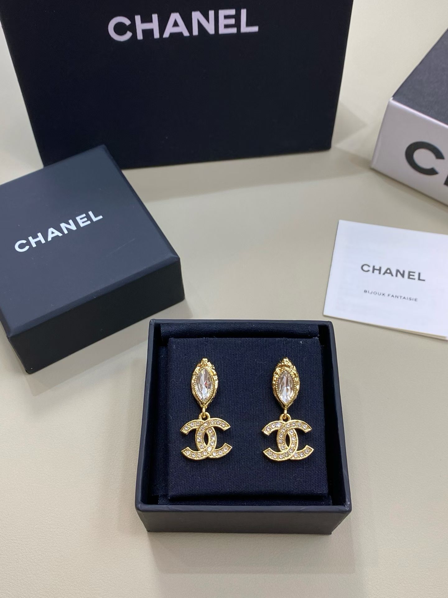 NO:635999,88180 [New Product Sharing] Ch@nel's new 26c earrings are made of crystal-inlaid petals clustered into a drop shape, with irregular patterns combined with gold hardware, and crystal-inlaid double Cs. The glass pearls are three-dimensional and full, showing the wearer's distinctive good taste.,,earrings, Cardia high-end jewelry1986090988180【新品分享】 Ch@nel 新款26c耳环 由水晶镶嵌花瓣簇拥成水滴造型,不规则纹路结合金色五金,水晶镶嵌双c搭配.琉璃珍珠立体饱满、展现佩戴者鲜明好品味.,,earrings,卡迪亚高端饰品,Jewelry