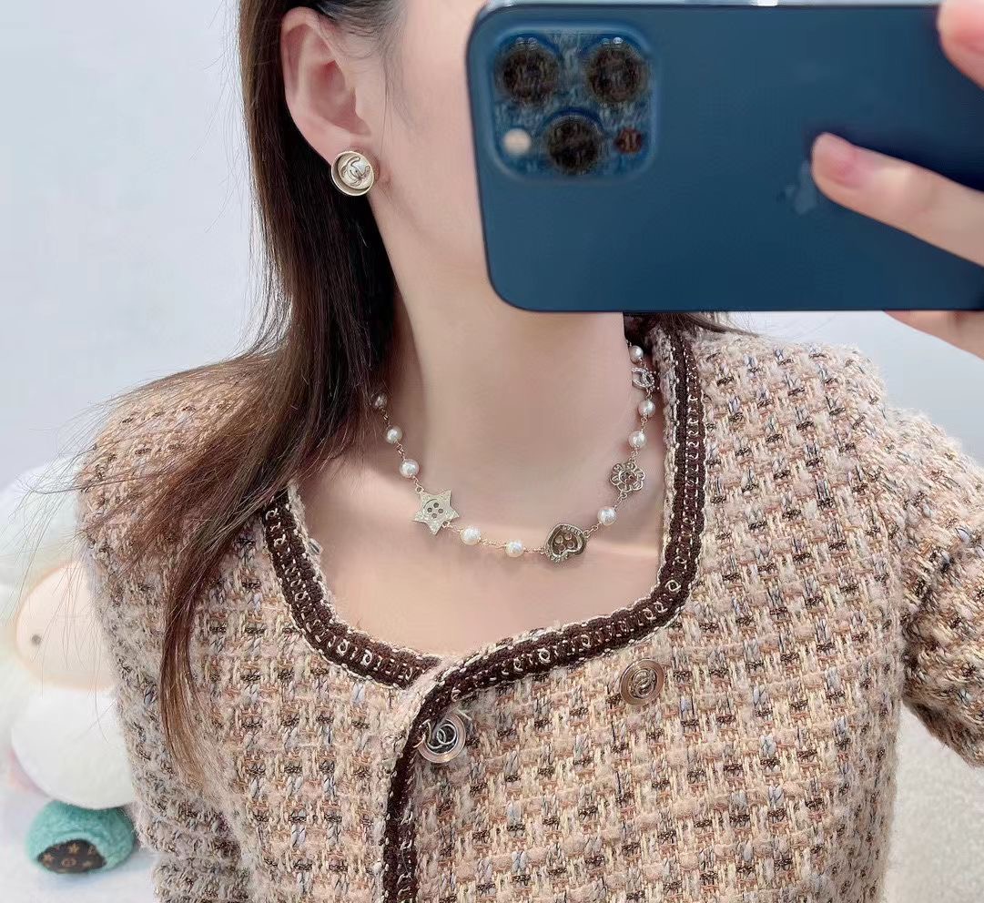 NO:635968,88160 [New Product Sharing] Close your eyes and enter the series~ Ch@nel new 25k round earrings, light gold hardware with brass base, embellished with shiny glazed pearls and double C. It is elegant with a little retro, and the upper body brightens the overall shape.,, Cardia high-end jewelry1986090988160【新品分享】 闭眼入系列～ Ch@nel 新款25k圆耳钉 浅金色五金搭配黄铜底托,莹润琉璃珍珠双c点缀其间.优雅中带点小复古,上身点亮整体造型.,,卡迪亚高端饰品,Jewelry