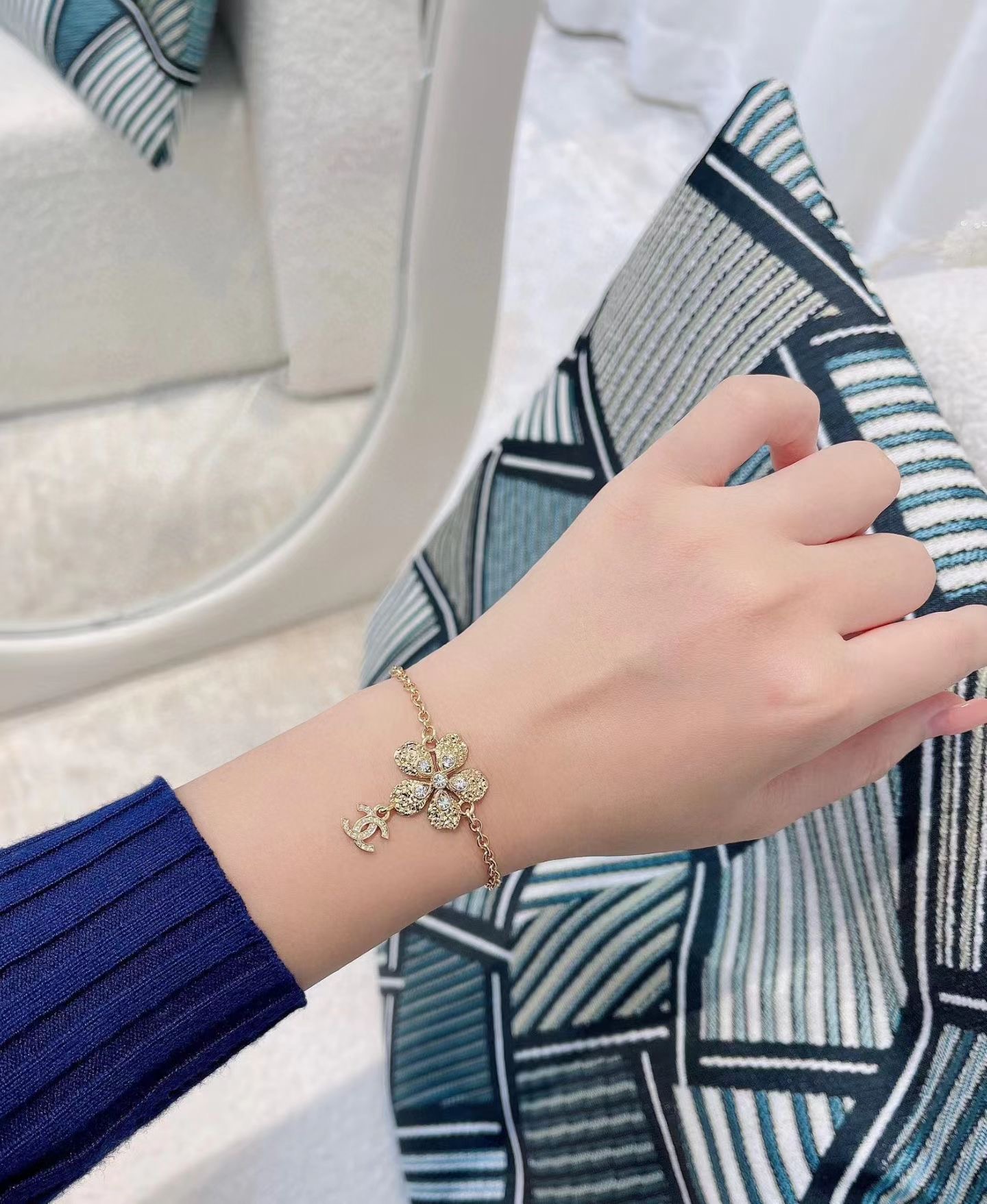 NO:635972,88180 [New Product Sharing] Ch@nel’s new 26c flower bracelet is made up of crystal inlaid petals clustered into a camellia shape. The irregular lines combined with the gold hardware petals outline naturally undulate, full of vitality!  Show the wearer's distinctive good taste.,,bracelet,Cardia high-end jewelry1986090988180【新品分享】 Ch@nel 新款26c花朵手链 由水晶镶嵌花瓣簇拥成山茶花造型,不规则纹路结合金色五金花瓣轮廓自然起伏,充满生命力！展现佩戴者鲜明好品味.,,bracelet,卡迪亚高端饰品,Jewelry