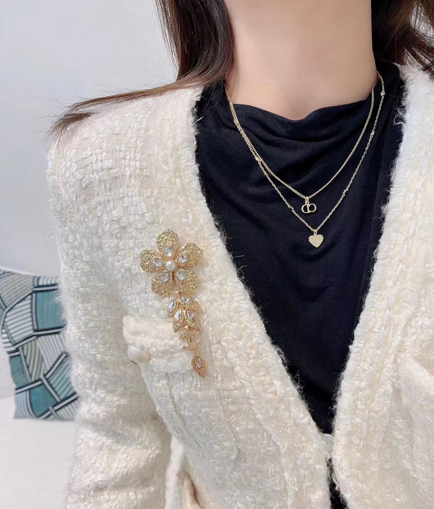 NO:635974,88200 [New Product Sharing] Ch@nel’s new 26c flower brooch is made up of crystal inlaid petals clustered into the shape of camellias and leaves. The irregular lines combined with the gold hardware petals outline naturally undulate, full of vitality!  Show the wearer's distinctive good taste., brooch, breastpin, Cartier high-end jewelry1986090988200【新品分享】 Ch@nel 新款26c花朵胸针 由水晶镶嵌花瓣簇拥成山茶花与叶子造型,不规则纹路结合金色五金花瓣轮廓自然起伏,充满生命力！展现佩戴者鲜明好品味.,,brooch，breastpin,卡迪亚高端饰品,Jewelry