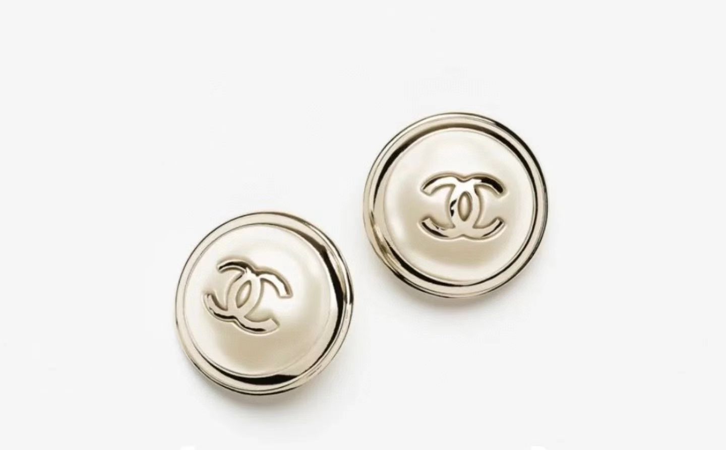 NO:677827,88180 [New product sharing] Ch@nel new 25k large round earrings, light gold hardware with brass base, embellished with shiny glass pearls and double C. Elegant with a little retro, the upper body brightens the overall shape.,, Cardia high-end jewelry1986090988180【新品分享】 Ch@nel 新款25k大圆耳钉 浅金色五金搭配黄铜底托,莹润琉璃珍珠双c点缀其间.优雅中带点小复古,上身点亮整体造型.,,卡迪亚高端饰品,Jewelry