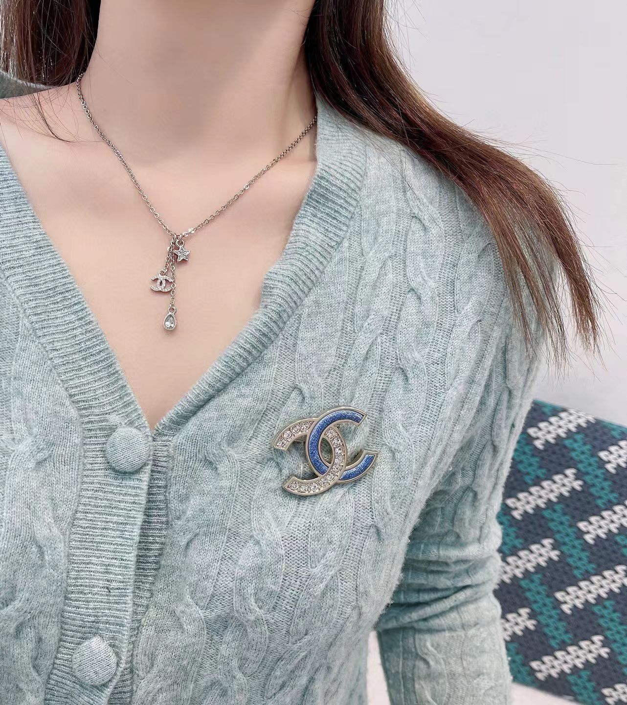 NO:677935,88170 [New product sharing] Ch@nel new 26c double c brooch. The double c pattern is paired with enamel denim on one side and inlaid with crystals on the other. The imitation denim elements are so handsome, and the texture of the denim fabric is carefully made. It is a must-have item!  The upper body is huge and beautiful!  Cool and sassy!  ,,brooch,breastpin,Cardia high-end jewelry1986090988170【新品分享】 Ch@nel 新款26c双c胸针 双c图案一边搭配珐琅牛仔,一边镶嵌水晶.仿牛仔元素实在太帅气了,细致的做出了牛仔布料肌理真心必入单品！上身巨巨巨好看！又酷又飒！,,brooch，breastpin,卡迪亚高端饰品,Jewelry