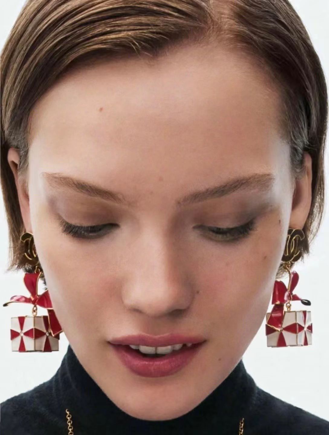 NO:688830,88240 [New product sharing] Ch@nel new 26x gift box earrings, bow tie and gift box design, unique and personalized, two-color glass combination is eye-catching yet playful, first-class texture!  ,,earrings,Cardia high-end jewelry1986090988240【新品分享】 Ch@nel 新款26x礼盒耳环 蝴蝶结搭配礼盒设计别致个性,双色琉璃搭配亮眼又不失俏皮,质感一流！,,earrings,卡迪亚高端饰品,Jewelry