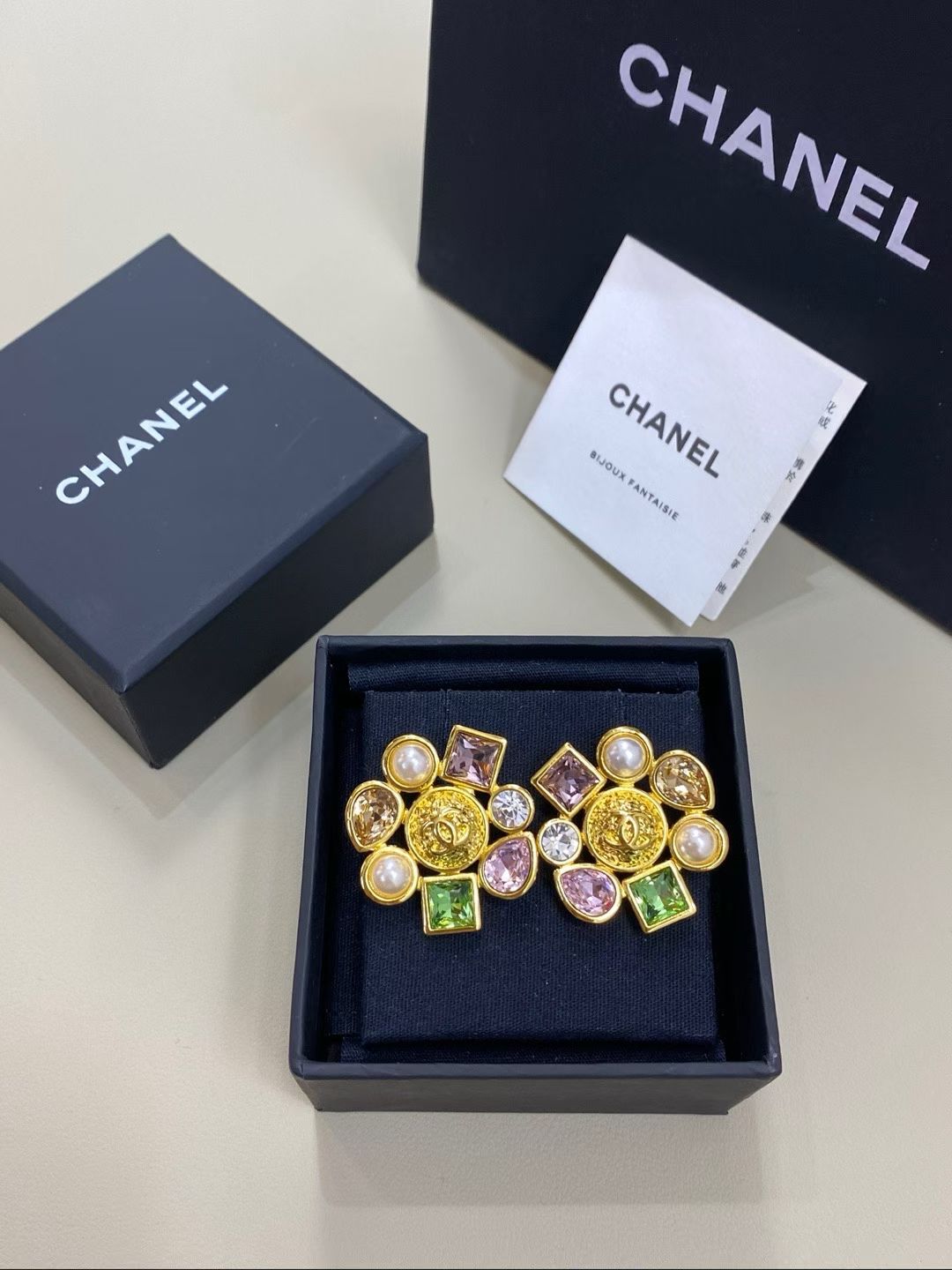 NO:703030,88200,Ch@nel new 26c round flower colored diamond earrings. The upper body is huge and beautiful!  The gentle and cute design combined with the classic flower border shape is fashionable and high-end!  Colored crystal embellishment shines!  ,,Cardia high-end jewelry1986090988200,Ch@nel 新款26c圆花朵彩钻耳钉 上身巨巨巨好看！温柔又可爱的设计感 结合经典的花朵围边造型 时髦又高级 ！彩色水晶点缀 闪耀！,,卡迪亚高端饰品,Jewelry