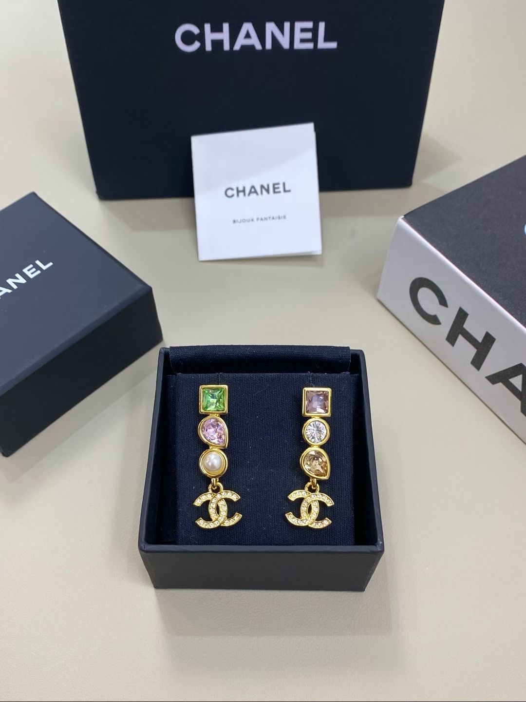 NO:688833,88200Ch@nel New 26c three-color diamond earrings. The upper body is huge and beautiful!  The gentle and cute design combined with the classic flower border shape is fashionable and high-end!  Colored crystal embellishment shines!  ,,Cardia high-end jewelry1986090988200Ch@nel 新款26c 三钻彩钻耳钉 上身巨巨巨好看！温柔又可爱的设计感 结合经典的花朵围边造型 时髦又高级 ！彩色水晶点缀 闪耀！,,卡迪亚高端饰品,Jewelry