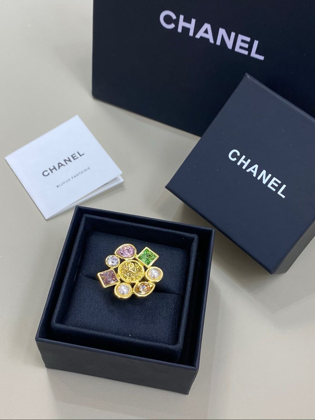 NO:688825,88180,Ch@nel new 26c flower colored diamond ring. The upper body is huge and beautiful!  The gentle and cute design combined with the classic flower border shape is fashionable and high-end!  Colored crystal embellishment shines!  ,,ring,Cardia high-end jewelry1986090988180,Ch@nel 新款26c 花朵彩钻戒指 上身巨巨巨好看！温柔又可爱的设计感 结合经典的花朵围边造型 时髦又高级 ！彩色水晶点缀 闪耀！,,ring,卡迪亚高端饰品,Jewelry