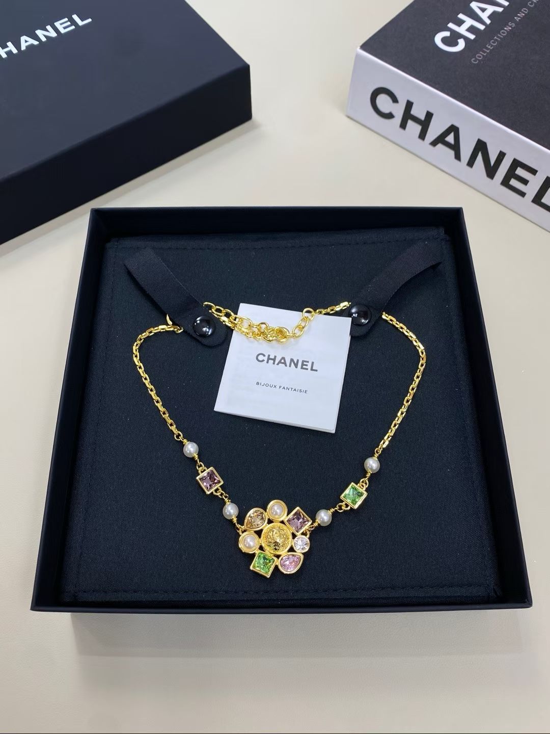 NO:688822,88220 [New product sharing] Ch@nel new 26c round flower colored diamond necklace, the upper body is huge and beautiful!  The gentle and cute design combined with the classic flower border shape is fashionable and high-end!  Colored crystal embellishment shines!  ,,necklace,Cardia high-end jewelry1986090988220【新品分享】 Ch@nel 新款26c圆花朵彩钻 项链 上身巨巨巨好看！温柔又可爱的设计感 结合经典的花朵围边造型 时髦又高级 ！彩色水晶点缀 闪耀！,,necklace,卡迪亚高端饰品,Jewelry