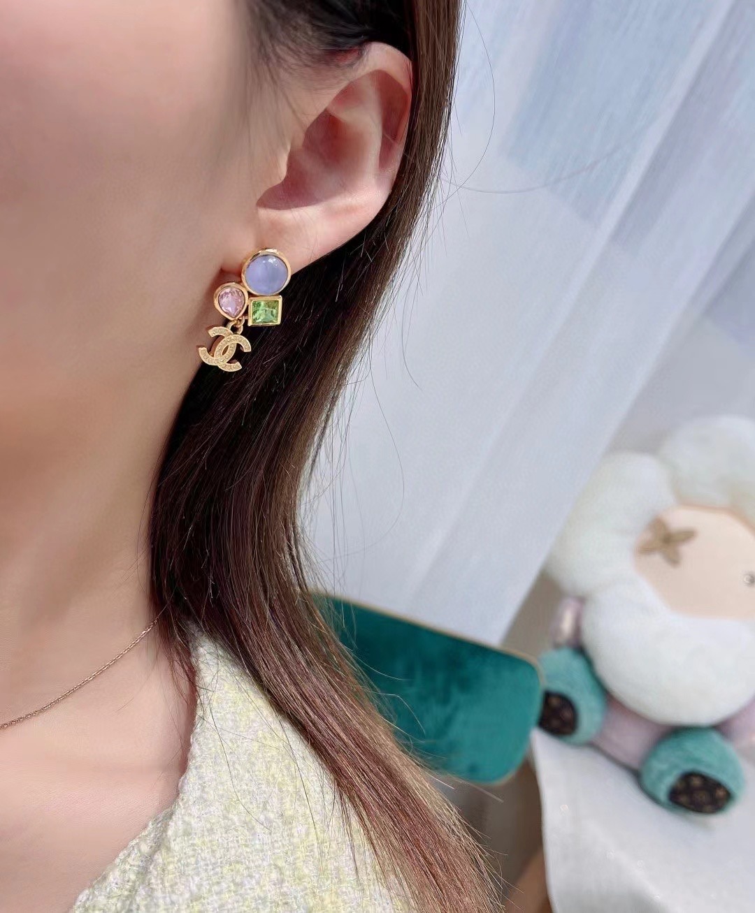 NO:688860,88180 [New Product Sharing] Chanel’s colorful treasure earrings are so beautiful that they are so beautiful. Grandma Xiang’s pair of colorful treasure earrings really touched my heart!  The pink-purple-green gemstones are paired with golden double Cs, which are gentle and smart. The sparkling diamonds in the details also reveal a sense of sophistication. Whether worn with a small skirt or casual wear, it is very elegant~ The real thing is more stunning than the photo. When you wear it, you will be the daughter of a rich family, chanel, skirts, earrings, Cartier high-end jewelry.1986090988180【新品分享】 香奈儿彩宝耳环美到心巴上 香奶奶这对彩宝耳环真的戳中我了！ 粉紫绿的宝石搭配金色双C,温柔又灵动,细节处的闪钻还透着精致感,不管搭小裙子还是休闲装都超提气质～ 实物比照片更惊艳,戴上就是富家千金本人,,chanel,skirts,earrings,卡迪亚高端饰品,Jewelry