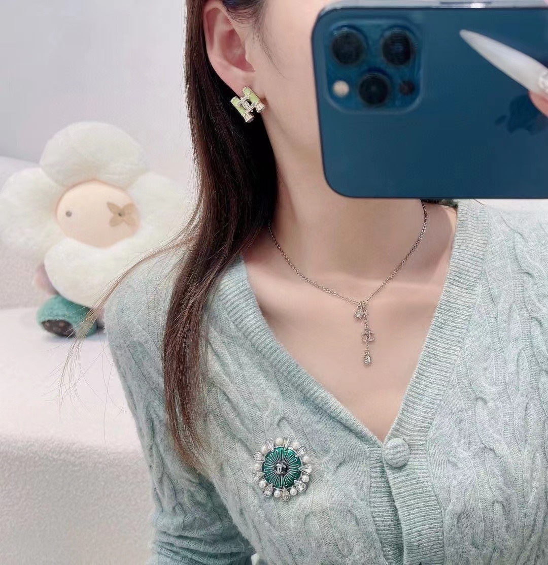 NO:688856,88180 [New product sharing] Chanel’s bamboo double C earrings are so beautiful that I’m speechless. Grandma Xiang’s pair of bamboo double C earrings really irritates me!  The light green enamel is matched with a golden bamboo shape, and the double C in the middle is inlaid with sparkling diamonds. It is fresh and noble. It is perfect for wearing with a skirt or shirt in spring and summer~ The real texture is amazing. When you wear it, you will look like a gentle and smart young lady. Chanel, skirts, shirts, earrings, Cartier high-end jewelry1986090988180【新品分享】 香奈儿竹节双C耳环美到失语 香奶奶这对竹节双C耳环也太戳我了！ 嫩绿色珐琅搭配金色竹节造型,中间的双C还镶了闪钻,清新又贵气,春夏搭小裙子或者衬衫都超点睛～ 实物的质感绝了,戴上就是温柔又灵动的大小姐,,chanel,skirts,shirts,earrings,卡迪亚高端饰品,Jewelry