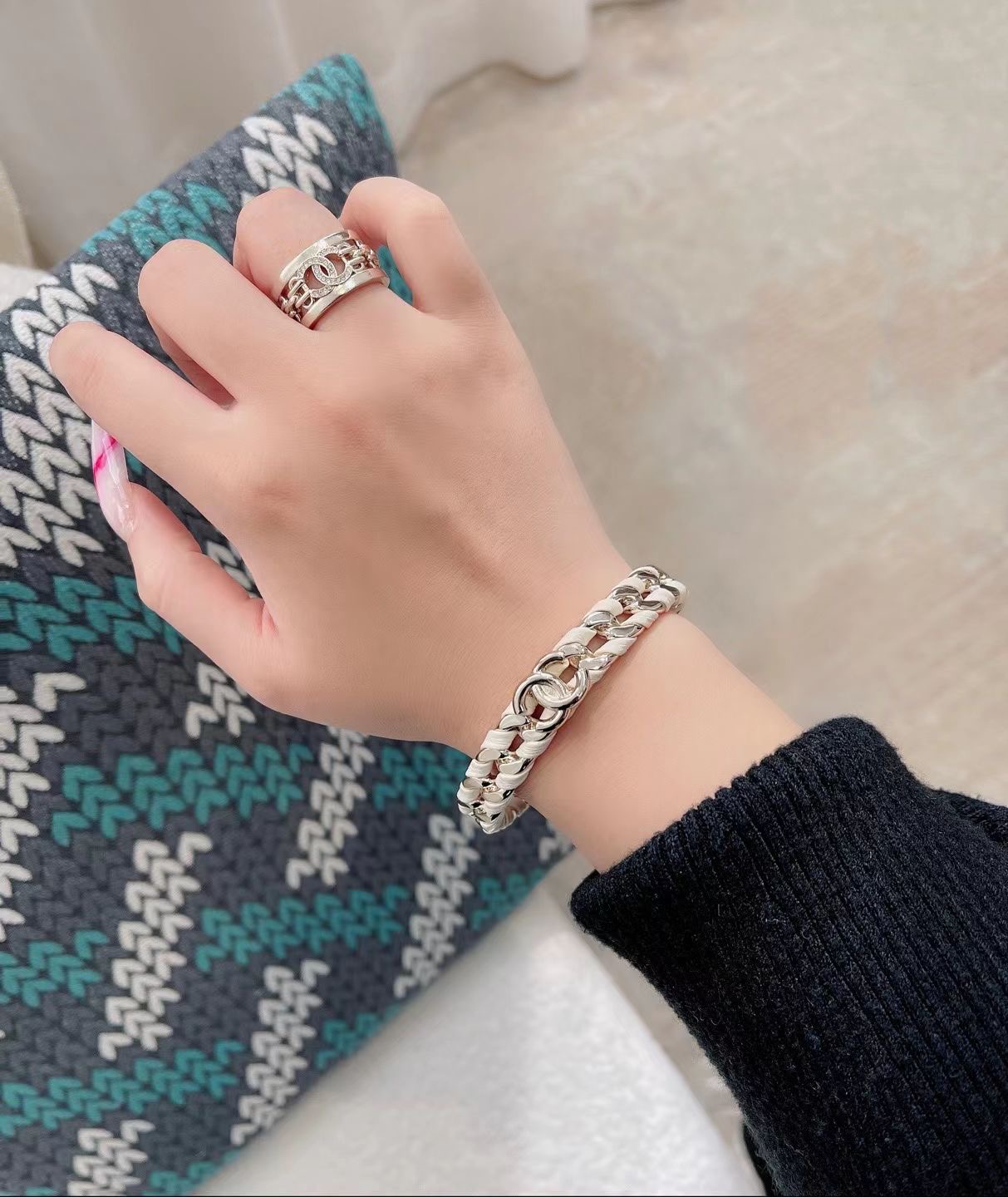 NO:714837,88220 [New product sharing] Ch@nel new 26c woven open bracelet. The open design is matched with cowhide braiding and gold hardware. It is embellished with classic glossy double-C elements. It is very eye-catching, full of design sense, and versatile for commuting~,,bracelet,cowhide,Cardia high-end jewelry1986090988220【新品分享】 Ch@nel 新款26c编织开口手镯 开口设计搭配牛皮编织结合金色五金,经典光面双c元素点缀.非常的养眼,设计感感十足,通勤百搭～,,bracelet,cowhide,卡迪亚高端饰品,Jewelry