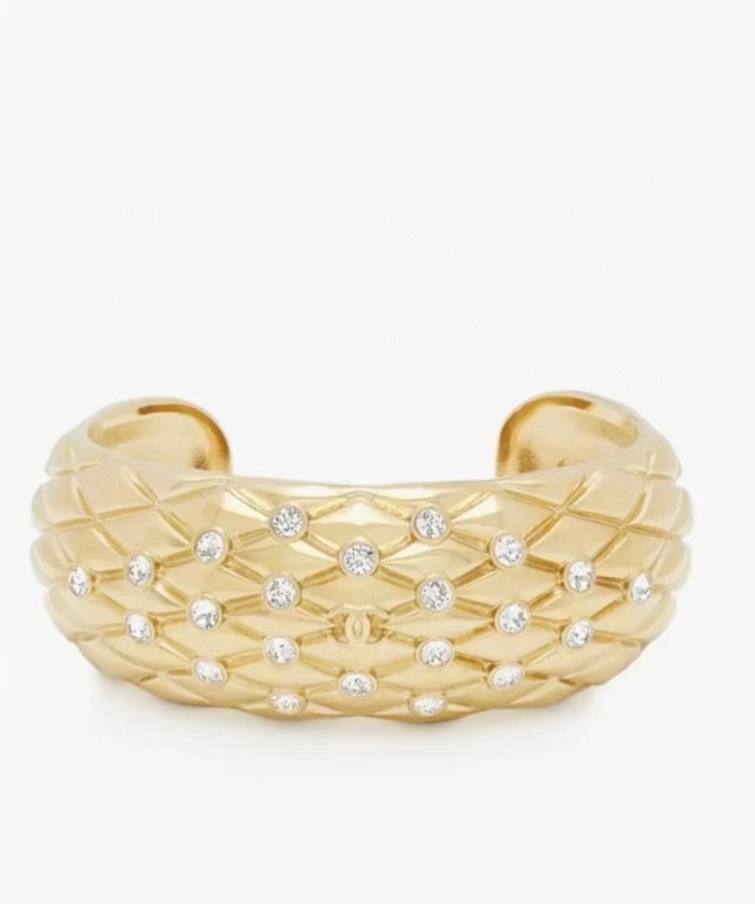 NO:720957,88240 [New product] Ch@nel new 26 diamond open bracelet, with double C and gold hardware, combined with diamond earring pattern and crystal embellishment, the design is simple and fashionable, and at the same time it looks exquisite!  ,,bracelet,Cardia high-end jewelry1986090988240【新品】 Ch@nel 新款26菱格开口手镯 以双C搭配金色五金、结合菱格耳圈图案与水晶点缀、设计简约时尚,同时又显精致 ！,,bracelet,卡迪亚高端饰品,Jewelry