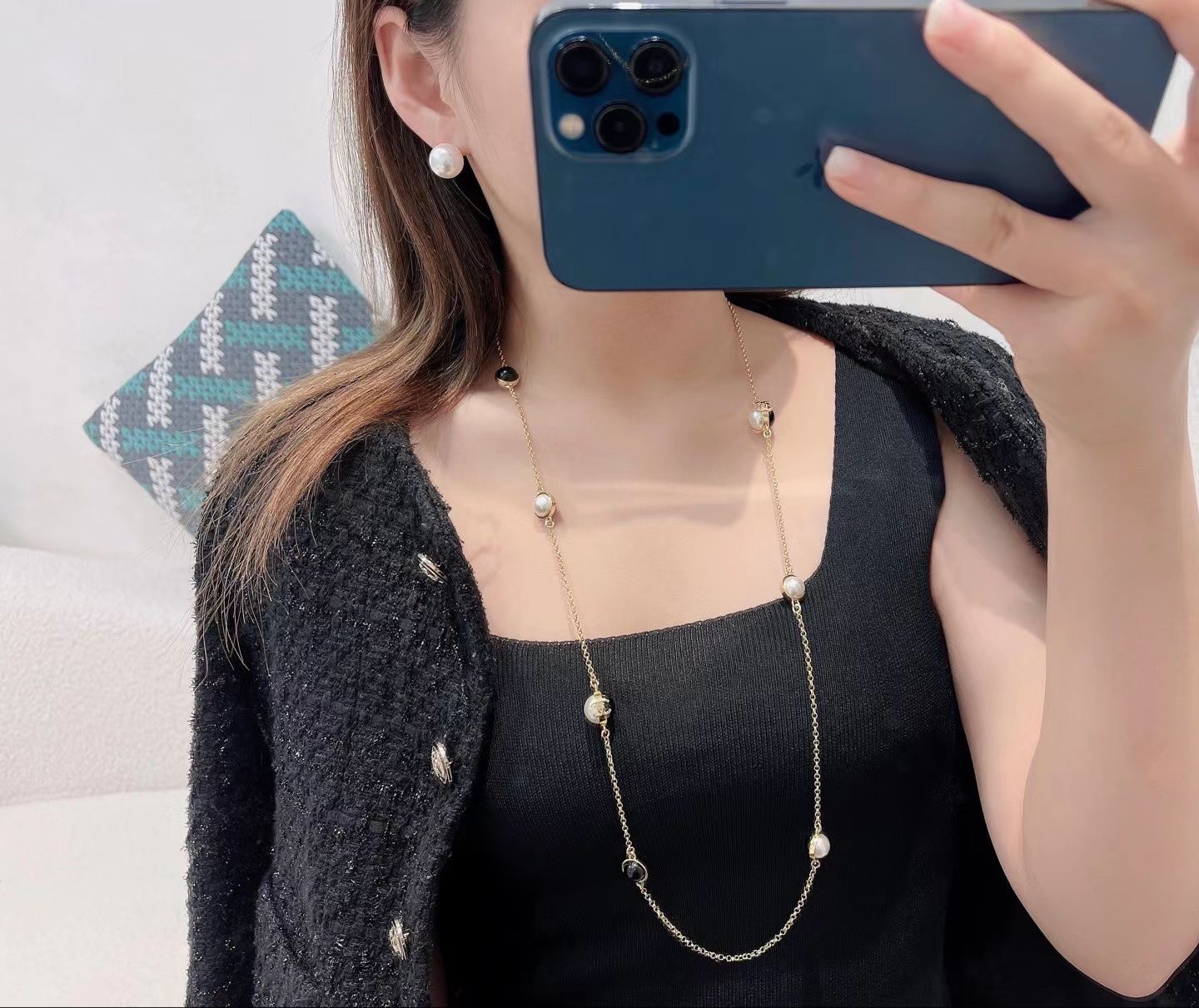 NO:720936,88290 [New Product Sharing] Ch@nel New 26 Necklace. The shiny glazed pearls surround the brass-linked double Cs. The black and white combination is particularly atmospheric and colorful. The chain with the double C embellishments is invincible and elegant!  ,,necklace,Cardia high-end jewelry1986090988290【新品分享】 Ch@nel 新款26项链 莹润琉璃珍珠环绕黄铜链接的双C,黑白搭配特别大气出彩,链条搭配双c点缀无敌显气质,优雅大气！,,necklace,卡迪亚高端饰品,Jewelry