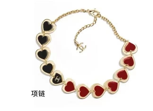 NO:720928,88400 [New product sharing] Ch@nel new 26 peach heart necklace, black/red system colored glass and brass metal design, embellished with double C golden hardware patterns. The connected design of the rings is unique and full of retro feeling.,,necklace, Cartier high-end jewelry1986090988400【新品分享】 Ch@nel 新款26桃心项链 黑色/红色体系琉璃搭黄铜金属设计,以双C金色五金图案分别点缀.环环相接设计个性别致,复古感满满.,,necklace,卡迪亚高端饰品,Jewelry