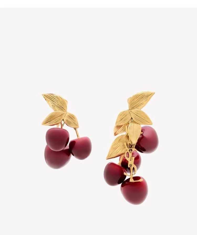 NO:765557,[New Product Sharing] YS L's new asymmetrical retro red cherry earrings, with excessive sugar content, playful and cute, dancing on the tips of the ears, with retro gold brass leaves and red glass. You can take pictures at any time, and beauty is a piece of cake!  ,,earrings,Cardia high-end jewelry19860909【新品分享】 YS L 新款不对称复古红色樱桃耳环 糖分超标,俏皮可爱跃动于耳尖,复古金黄铜叶子搭配红色琉璃.让你随时出片,美的易如反掌！,,earrings,卡迪亚高端饰品,Jewelry