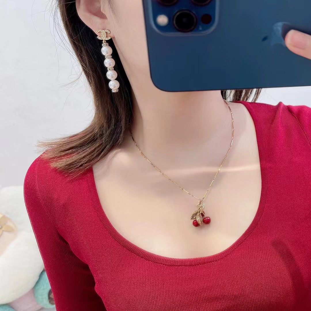 NO:816167,88200 [New Product Sharing] YS L Retro Red Cherry Necklace. The sugar content exceeds the standard. It is playful and cute and dances around the neck. The retro gold brass leaves are paired with red colored glaze. You can produce pictures at any time, and beauty is as easy as a piece of cake!  ,,necklace,Cardia high-end jewelry1986090988200【新品分享】 YS L 复古红色樱桃项链 糖分超标,俏皮可爱跃动于颈间,复古金黄铜叶子搭配红色琉璃.让你随时出片,美的易如反掌！,,necklace,卡迪亚高端饰品,Jewelry