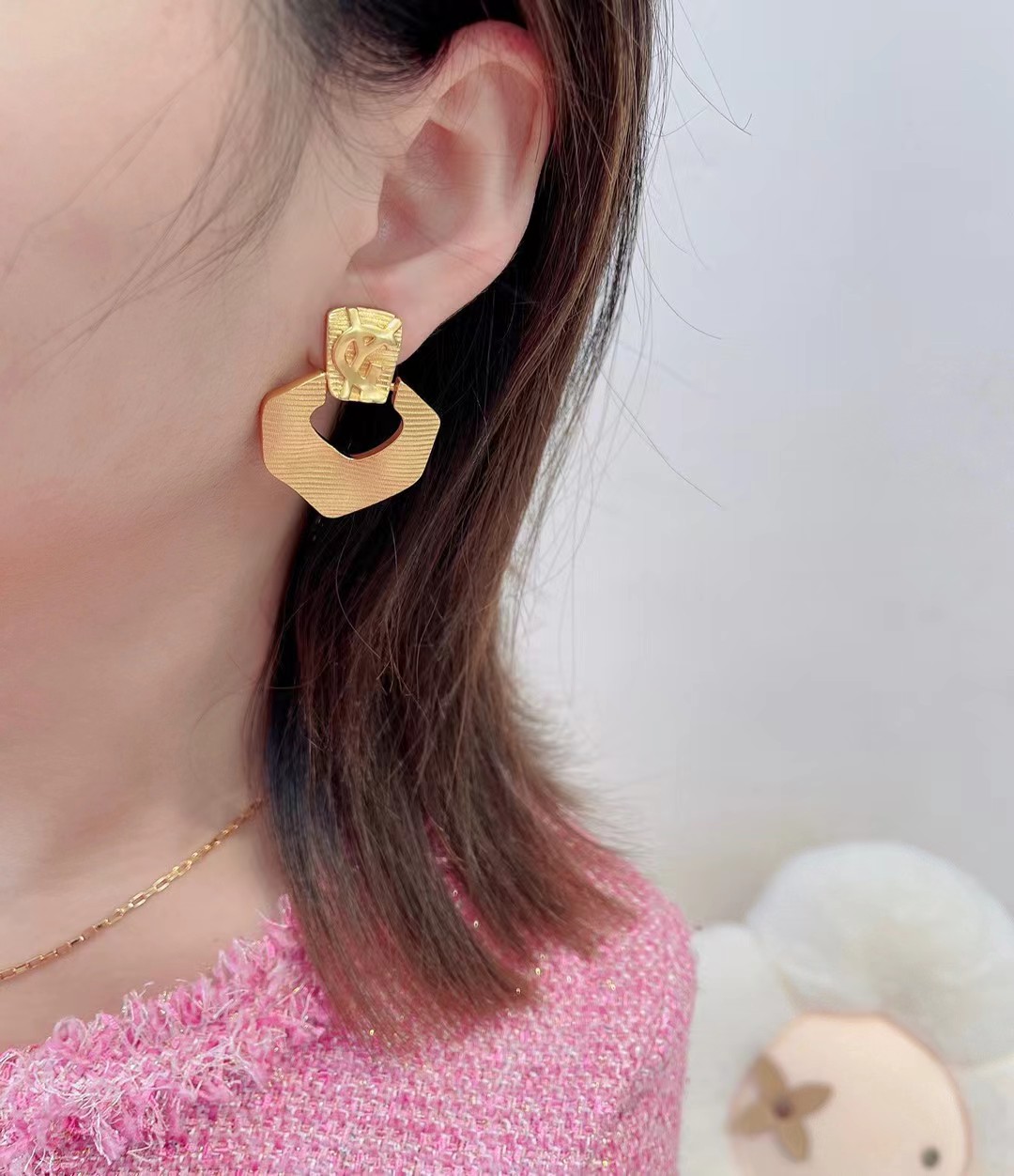 NO:816172,88200 [New Product Sharing] Y S L Yves Saint Laurent’s new heart-shaped earrings (split-ear needle ear clip style) are decorated with the brand’s letter logo and irregular textured square pattern design. The strong retro atmosphere and trendy elements help you easily match a variety of fashionable styles~,, earrings, Cartier high-end jewelry1986090988200【新品分享】 Y S L 圣 罗 兰 新款心形耳环（分耳针耳夹款） 饰有品牌字母logo搭配不规则纹路方形图案设计,浓烈复古气息潮流元素中助力你轻松搭配出各种时髦style～,,earrings,卡迪亚高端饰品,Jewelry