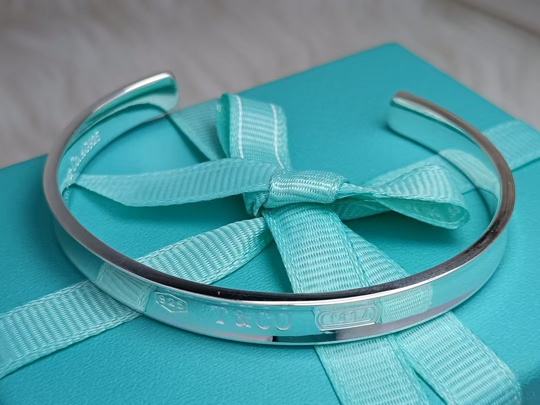 💰90 现货（蒂芙尼开口手镯）蒂芙尼手镯，材质s925银，一见倾心，为你守护。举手投足之间尽是时尚优雅气质！宽版