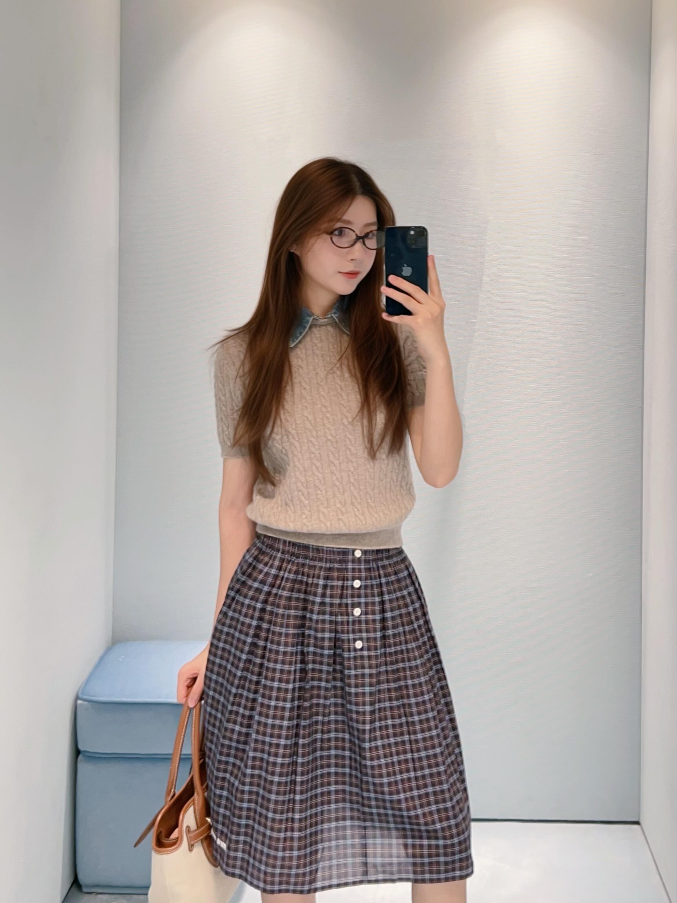NO:953165,Miu plaid skirt is full of college style, brown plaid + pleated design, retro and age-reducing!  The fabric is thick and very warm for autumn and winter wear. It is embellished with metal buttons at the waist and full of details. Pair it with sweaters, sweaters or shirts to easily get the British college style. It is suitable for daily commuting and campus wear. It is practical and fashionable. It is a must-have item for autumn and winter wardrobes!  ,,miumiu,skirts,sweaters,shirts,19860909Miu格纹半裙 学院风满满,棕色调格纹+百褶设计,复古又减龄！面料厚实,秋冬穿超保暖,腰部金属纽扣点缀,细节感拉满.搭配毛衣、针织衫或衬衫,轻松get英伦学院风,日常通勤、校园穿搭都很适合,实用又时髦,是秋冬衣橱必备单品！,,miumiu,skirts,sweaters,shirts,,Women's clothing