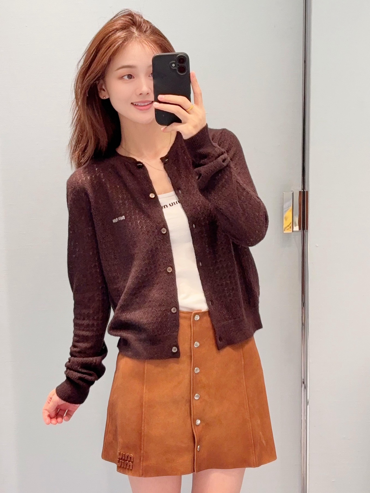 NO:956463,Miu hollow knitted cardigan is light and breathable, with exquisite hollow texture and super texture!  Metal buttons are embellished, and the details are perfect. The brand embroidery on the left chest is low-key and recognizable. The short design can be worn with high-waisted pants or skirts to easily optimize body proportions. It is a must-have for early autumn. It is great to wear alone or layered, and can be worn for commuting and leisure!  ,,miumiu,skirts,19860909Miu镂空针织开衫 轻薄透气,精致镂空纹理超有质感！金属纽扣点缀,细节满分,左胸品牌刺绣低调又有辨识度.短款设计,搭高腰裤或裙装,轻松优化身材比例,早秋穿搭必备,单穿or叠搭都很出彩,通勤休闲都能hold住！,,miumiu,skirts,,Women's clothing
