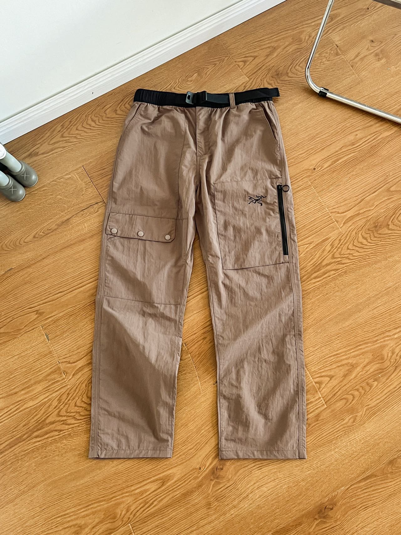 Wo können Sie eine Replik kaufen?
 Arcteryx Kleidung Pants & Hosen Designer 1: 1 Replikat
 Schwarz Grau Rot Khaki Stickerei Männer Nylon Frühling/Sommer Kollektion Fashion Lässig M10074106100