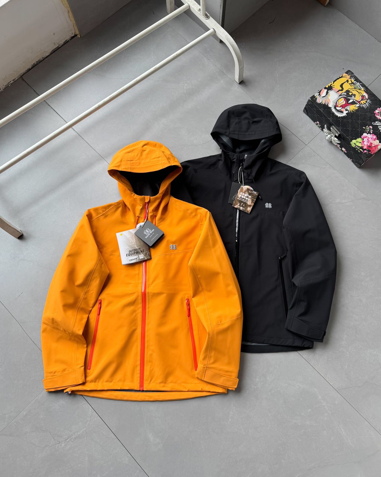 💰225
KOLON S💰ORT可隆25年新品应季户外压胶连帽冲锋衣v领登山透气防风防水硬壳冲锋衣
全新gtx 户外防水硬壳向导级冲锋衣，机能夹克。户外天花板级别的柜子8k出头的价格也抵挡不住大家的喜爱，爆火的颜色柜里也是一件难求～防风防雨又耐磨，适合户外的各种运动。
硬壳全压胶冲锋衣夹克，平台可是吹爆了这款单层压胶冲锋衣。面料柔软 舒适性强 腋下有透气拉链。秋秋季户外活动 抗风防雨 功能性强大。即使你要去户外登山 徒步 旅游，这款可以做到全天候的身体防护。
gore tex防水功能性面料，即使多次洗涤外层渗腋下透气拉链可以做到保温和散湿的功能。全压胶，内里见不到一条明线！印花的立体logo，工整完美。
而袖口的魔术贴楼可以做到随意调节。前短后长的设计，可以完美达到包臀的效果。帽子上搭配了弹力拉绳，机车运动时可以做到贴合面部，完全闭风。

颜色:橙色，黑色，
尺码:m-3xL、
      衣长  胸围	摆围   肩宽   袖长    建议
M	69	  104	102	    43	  60.5	110-125	
L	71	  109  	107	    45	  62 	125-145	
XL	73     114 	112	    47	  63.5	145-160	
2XL75	   119 	117	    49	  65	       160-180	
3XL77     124 	122	    51	  66.5	180-200