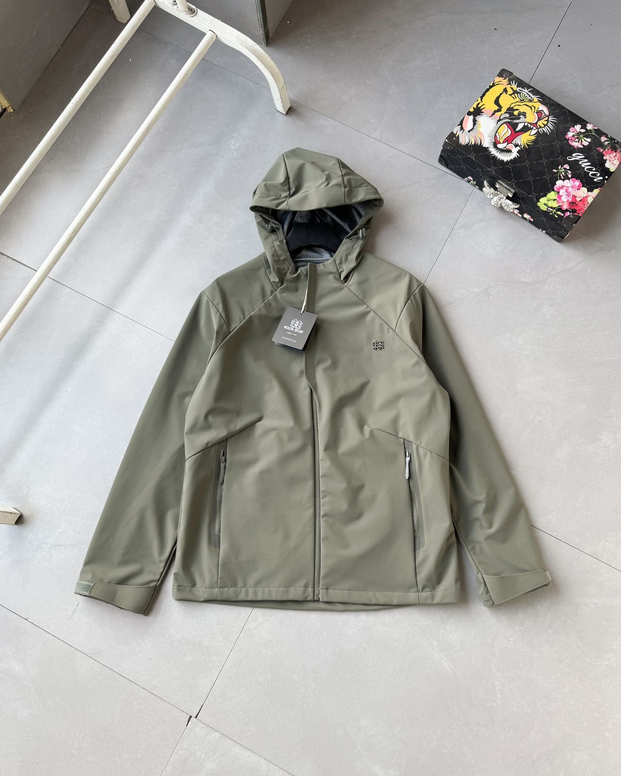 高标准选精品✨通版多擦亮👀,🐮货冲冲冲 P295
可隆 KOLON SPORT 春款金属标外套新品 防风水透气轻量软壳冲锋衣 男女同款,
柜款夹克,新款在售3900+ 高品质 金属Logo
科技面料防风防水,轻量化设计,宽松立体剪裁,腰间拼接大气显瘦还高级,冲锋衣透气舒适面料 不闷热,循环透气,排湿保持皮肤干爽 ,三防功能黑科技 ,纳米级防水防油防污
专业级户外连帽冲锋衣夹克外套.极地防水冲锋衣,属于户外的向导级别,它是针对严酷的户外环境而设计,旨在为运动爱好者提供终极的保护,这款防风透气的连帽衣是追求灵活性的登山者的理想选择,耐磨而高度防风的外层.面料能抵挡雨水,并且吸湿排汗,防湿表层面料.防雪.透气耐磨.防风.防水 能凝结面料水珠,立体整形,更合身舒适,可兼容头盔的一体化风帽,带来更好的防风防水保暖性,各部位设计精简使用,上身效果极好
颜色:黑色、米白、军绿,
尺码:L-5xL
L衣长68胸围110肩袖长84(100-120斤)
XL衣长70胸围114肩袖长86(120-140斤)
2xL衣长72胸围118肩袖长87(140-160斤)
3xL衣长74胸围122肩袖长89(160-180斤)
4xL衣长76胸围126肩袖长91(180-200斤)
5xL衣长78胸围130肩袖长93(200-220斤)