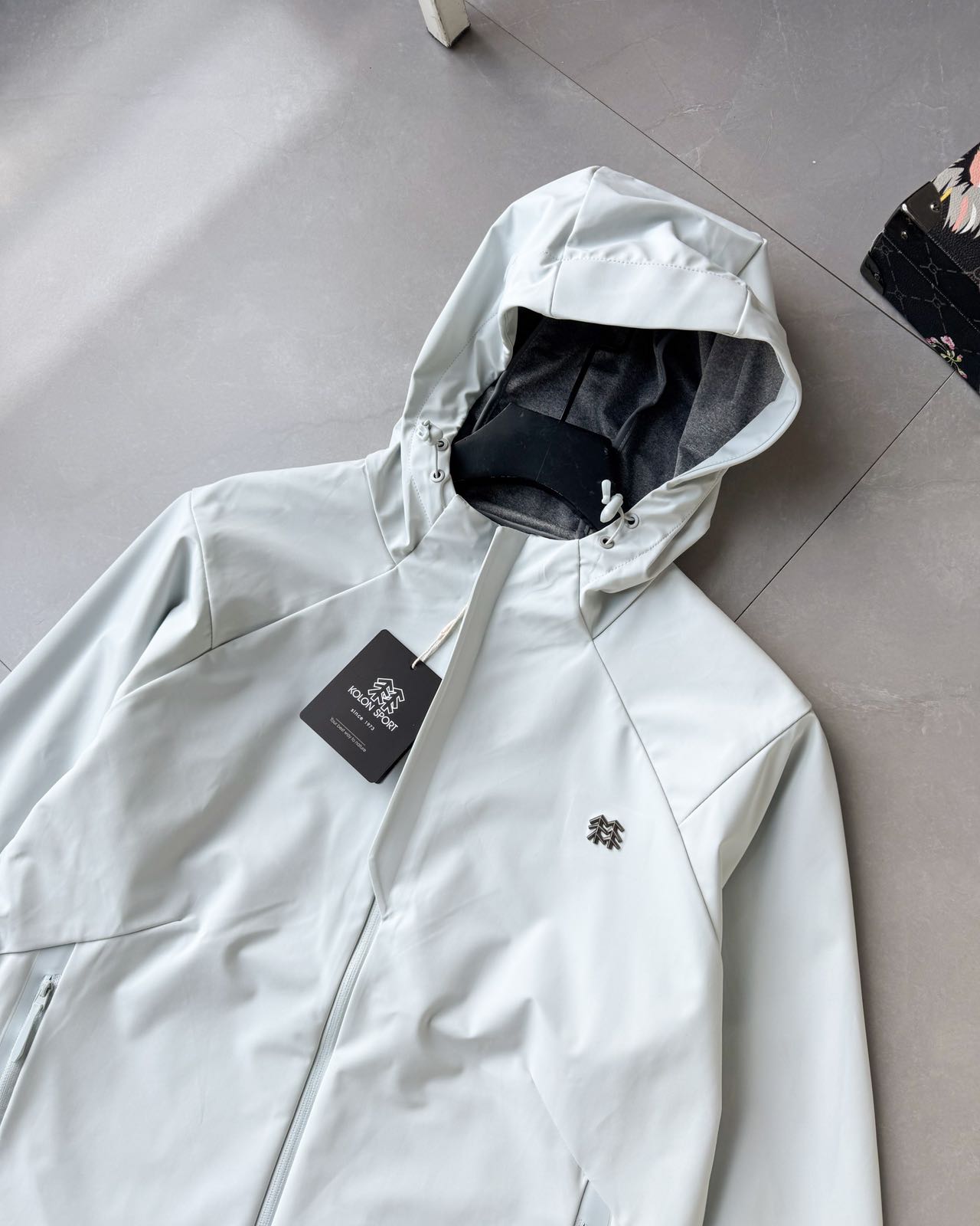 高标准选精品✨通版多擦亮👀,🐮货冲冲冲 P295
可隆 KOLON SPORT 春款金属标外套新品 防风水透气轻量软壳冲锋衣 男女同款,
柜款夹克,新款在售3900+ 高品质 金属Logo
科技面料防风防水,轻量化设计,宽松立体剪裁,腰间拼接大气显瘦还高级,冲锋衣透气舒适面料 不闷热,循环透气,排湿保持皮肤干爽 ,三防功能黑科技 ,纳米级防水防油防污
专业级户外连帽冲锋衣夹克外套.极地防水冲锋衣,属于户外的向导级别,它是针对严酷的户外环境而设计,旨在为运动爱好者提供终极的保护,这款防风透气的连帽衣是追求灵活性的登山者的理想选择,耐磨而高度防风的外层.面料能抵挡雨水,并且吸湿排汗,防湿表层面料.防雪.透气耐磨.防风.防水 能凝结面料水珠,立体整形,更合身舒适,可兼容头盔的一体化风帽,带来更好的防风防水保暖性,各部位设计精简使用,上身效果极好
颜色:黑色、米白、军绿,
尺码:L-5xL
L衣长68胸围110肩袖长84(100-120斤)
XL衣长70胸围114肩袖长86(120-140斤)
2xL衣长72胸围118肩袖长87(140-160斤)
3xL衣长74胸围122肩袖长89(160-180斤)
4xL衣长76胸围126肩袖长91(180-200斤)
5xL衣长78胸围130肩袖长93(200-220斤)