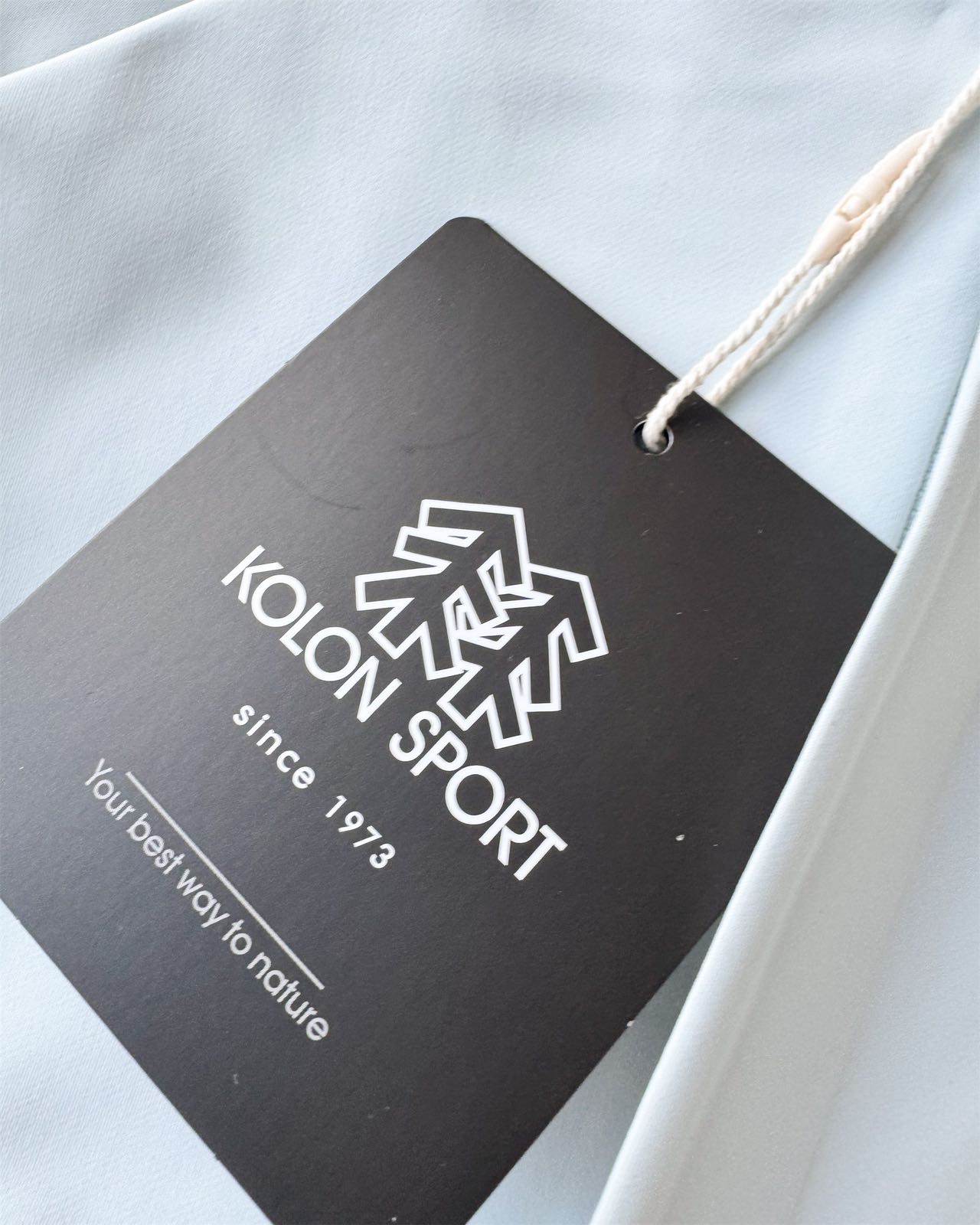 高标准选精品✨通版多擦亮👀,🐮货冲冲冲 P295
可隆 KOLON SPORT 春款金属标外套新品 防风水透气轻量软壳冲锋衣 男女同款,
柜款夹克,新款在售3900+ 高品质 金属Logo
科技面料防风防水,轻量化设计,宽松立体剪裁,腰间拼接大气显瘦还高级,冲锋衣透气舒适面料 不闷热,循环透气,排湿保持皮肤干爽 ,三防功能黑科技 ,纳米级防水防油防污
专业级户外连帽冲锋衣夹克外套.极地防水冲锋衣,属于户外的向导级别,它是针对严酷的户外环境而设计,旨在为运动爱好者提供终极的保护,这款防风透气的连帽衣是追求灵活性的登山者的理想选择,耐磨而高度防风的外层.面料能抵挡雨水,并且吸湿排汗,防湿表层面料.防雪.透气耐磨.防风.防水 能凝结面料水珠,立体整形,更合身舒适,可兼容头盔的一体化风帽,带来更好的防风防水保暖性,各部位设计精简使用,上身效果极好
颜色:黑色、米白、军绿,
尺码:L-5xL
L衣长68胸围110肩袖长84(100-120斤)
XL衣长70胸围114肩袖长86(120-140斤)
2xL衣长72胸围118肩袖长87(140-160斤)
3xL衣长74胸围122肩袖长89(160-180斤)
4xL衣长76胸围126肩袖长91(180-200斤)
5xL衣长78胸围130肩袖长93(200-220斤)