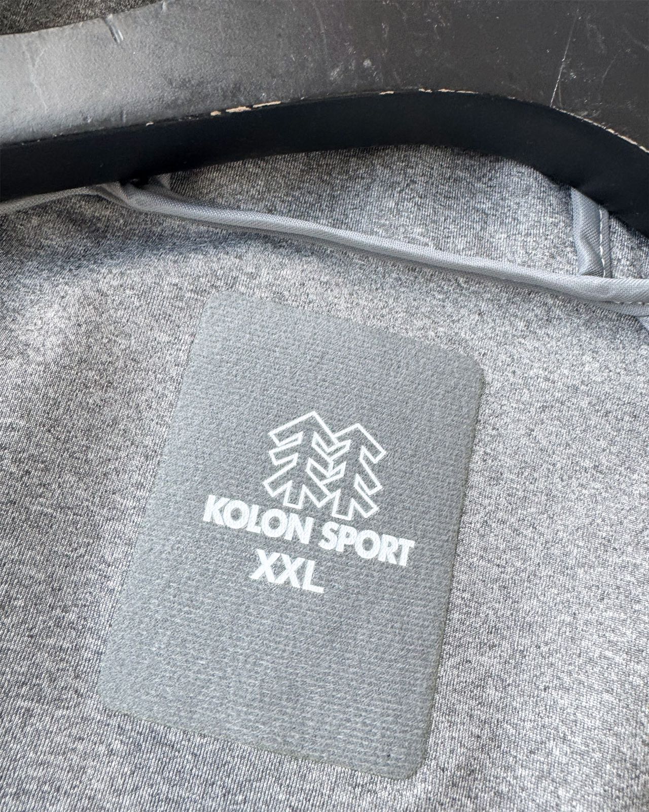 高标准选精品✨通版多擦亮👀,🐮货冲冲冲 P295
可隆 KOLON SPORT 春款金属标外套新品 防风水透气轻量软壳冲锋衣 男女同款,
柜款夹克,新款在售3900+ 高品质 金属Logo
科技面料防风防水,轻量化设计,宽松立体剪裁,腰间拼接大气显瘦还高级,冲锋衣透气舒适面料 不闷热,循环透气,排湿保持皮肤干爽 ,三防功能黑科技 ,纳米级防水防油防污
专业级户外连帽冲锋衣夹克外套.极地防水冲锋衣,属于户外的向导级别,它是针对严酷的户外环境而设计,旨在为运动爱好者提供终极的保护,这款防风透气的连帽衣是追求灵活性的登山者的理想选择,耐磨而高度防风的外层.面料能抵挡雨水,并且吸湿排汗,防湿表层面料.防雪.透气耐磨.防风.防水 能凝结面料水珠,立体整形,更合身舒适,可兼容头盔的一体化风帽,带来更好的防风防水保暖性,各部位设计精简使用,上身效果极好
颜色:黑色、米白、军绿,
尺码:L-5xL
L衣长68胸围110肩袖长84(100-120斤)
XL衣长70胸围114肩袖长86(120-140斤)
2xL衣长72胸围118肩袖长87(140-160斤)
3xL衣长74胸围122肩袖长89(160-180斤)
4xL衣长76胸围126肩袖长91(180-200斤)
5xL衣长78胸围130肩袖长93(200-220斤)