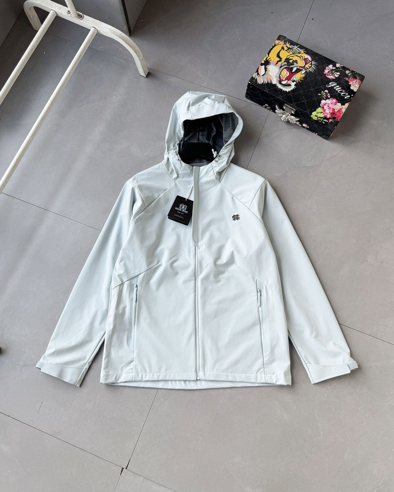 高标准选精品✨通版多擦亮👀,🐮货冲冲冲 P295
可隆 KOLON SPORT 春款金属标外套新品 防风水透气轻量软壳冲锋衣 男女同款,
柜款夹克,新款在售3900+ 高品质 金属Logo
科技面料防风防水,轻量化设计,宽松立体剪裁,腰间拼接大气显瘦还高级,冲锋衣透气舒适面料 不闷热,循环透气,排湿保持皮肤干爽 ,三防功能黑科技 ,纳米级防水防油防污
专业级户外连帽冲锋衣夹克外套.极地防水冲锋衣,属于户外的向导级别,它是针对严酷的户外环境而设计,旨在为运动爱好者提供终极的保护,这款防风透气的连帽衣是追求灵活性的登山者的理想选择,耐磨而高度防风的外层.面料能抵挡雨水,并且吸湿排汗,防湿表层面料.防雪.透气耐磨.防风.防水 能凝结面料水珠,立体整形,更合身舒适,可兼容头盔的一体化风帽,带来更好的防风防水保暖性,各部位设计精简使用,上身效果极好
颜色:黑色、米白、军绿,
尺码:L-5xL
L衣长68胸围110肩袖长84(100-120斤)
XL衣长70胸围114肩袖长86(120-140斤)
2xL衣长72胸围118肩袖长87(140-160斤)
3xL衣长74胸围122肩袖长89(160-180斤)
4xL衣长76胸围126肩袖长91(180-200斤)
5xL衣长78胸围130肩袖长93(200-220斤)