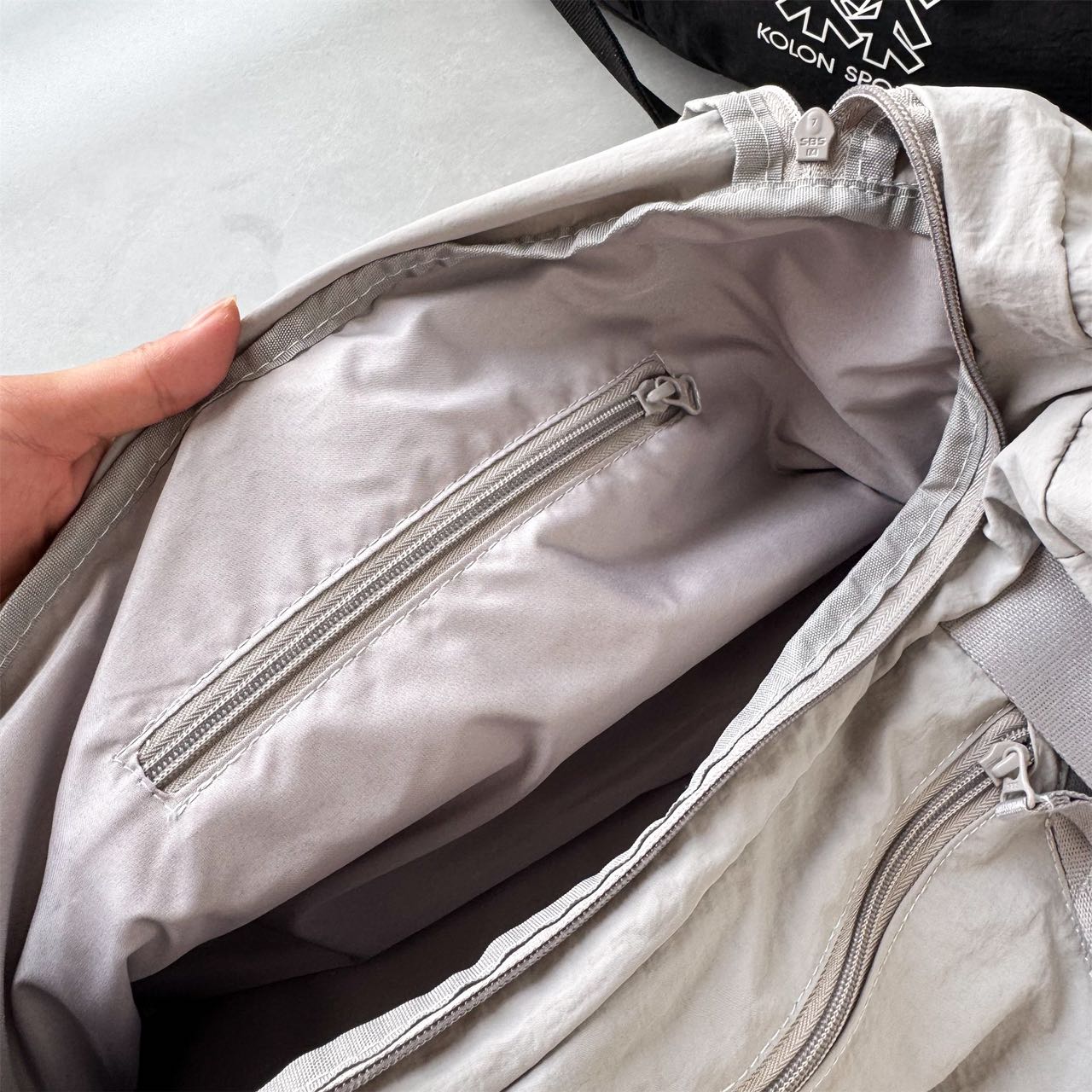 KOLON SPORT Bolso de Viaje Unisex: Amplio, Duradero y Resistente al Agua 9 i1752670373086 1406 0 7