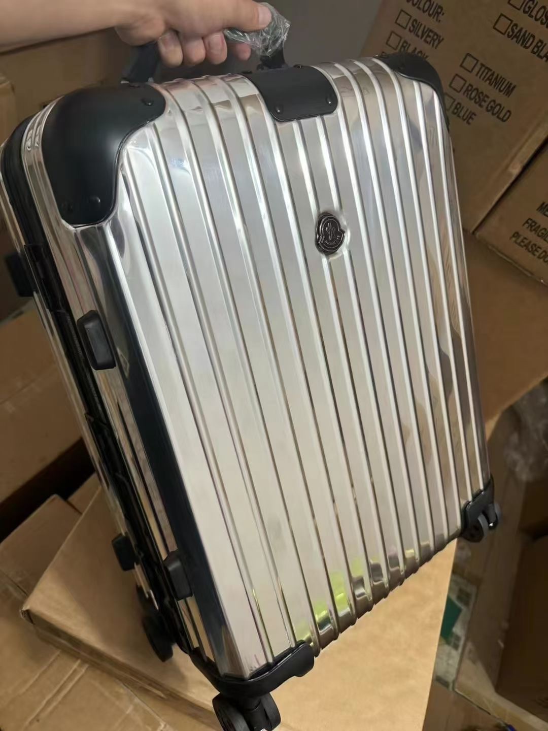 NO:269856,MONCLER and RIMOWA jointly signed and shipped to real photos,19860909MONCLER与RIMOWA联名 发货实拍,,luggage