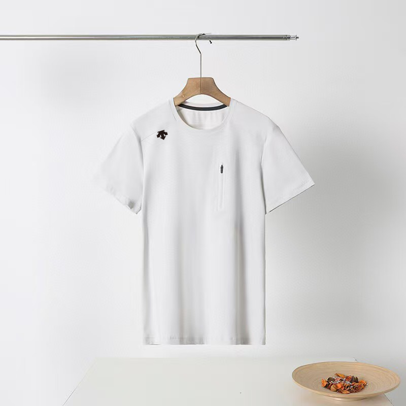 🛒购物价: 💰160
DESCENTE迪桑特橡胶立体logo美式纯色圆领速干T恤吸汗休闲运动短袖百搭弹力快干衣防晒徒步半袖T恤 男女同款 -
热爱运动的你,怎能错过这款迪桑特橡胶立体logo速干T恤?它是夏日运动的绝佳伴侣,速干面料迅速吸湿排汗,将汗水快速转移到衣服表面,通过空气流通快速蒸发,保持身体干爽,让你告别运动时的黏腻感。肩部和腋下采用特殊的透气设计,增强空气流通,即使在高强度运动中,也能保证身体时刻清爽。
立体橡胶logo彰显品质,简约而不失个性,独特的工艺使其立体感十足,触感也更有质感。圆领设计简洁大方,修饰颈部线条,无论男女都能轻松驾驭。面料具备高弹力,跑步、健身、打球时,你都能自由伸展,不受束缚。百搭的纯色款式,搭配运动短裤或长裤,都能展现出青春活力。穿上它,尽情享受运动带来的快乐吧!
颜色:黑色 白色 灰绿 雾霾蓝
尺码:M-4XL见图十二