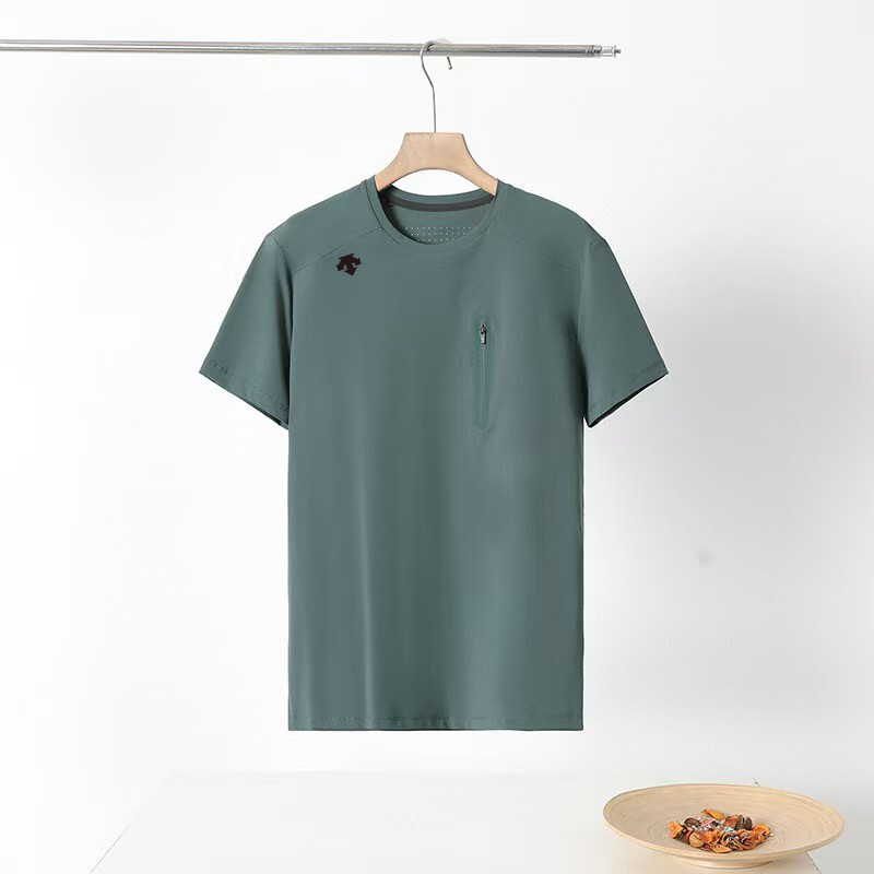 🛒购物价: 💰160
DESCENTE迪桑特橡胶立体logo美式纯色圆领速干T恤吸汗休闲运动短袖百搭弹力快干衣防晒徒步半袖T恤 男女同款 -
热爱运动的你,怎能错过这款迪桑特橡胶立体logo速干T恤?它是夏日运动的绝佳伴侣,速干面料迅速吸湿排汗,将汗水快速转移到衣服表面,通过空气流通快速蒸发,保持身体干爽,让你告别运动时的黏腻感。肩部和腋下采用特殊的透气设计,增强空气流通,即使在高强度运动中,也能保证身体时刻清爽。
立体橡胶logo彰显品质,简约而不失个性,独特的工艺使其立体感十足,触感也更有质感。圆领设计简洁大方,修饰颈部线条,无论男女都能轻松驾驭。面料具备高弹力,跑步、健身、打球时,你都能自由伸展,不受束缚。百搭的纯色款式,搭配运动短裤或长裤,都能展现出青春活力。穿上它,尽情享受运动带来的快乐吧!
颜色:黑色 白色 灰绿 雾霾蓝
尺码:M-4XL见图十二