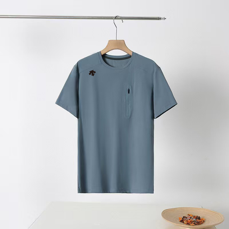 🛒购物价: 💰160
DESCENTE迪桑特橡胶立体logo美式纯色圆领速干T恤吸汗休闲运动短袖百搭弹力快干衣防晒徒步半袖T恤 男女同款 -
热爱运动的你,怎能错过这款迪桑特橡胶立体logo速干T恤?它是夏日运动的绝佳伴侣,速干面料迅速吸湿排汗,将汗水快速转移到衣服表面,通过空气流通快速蒸发,保持身体干爽,让你告别运动时的黏腻感。肩部和腋下采用特殊的透气设计,增强空气流通,即使在高强度运动中,也能保证身体时刻清爽。
立体橡胶logo彰显品质,简约而不失个性,独特的工艺使其立体感十足,触感也更有质感。圆领设计简洁大方,修饰颈部线条,无论男女都能轻松驾驭。面料具备高弹力,跑步、健身、打球时,你都能自由伸展,不受束缚。百搭的纯色款式,搭配运动短裤或长裤,都能展现出青春活力。穿上它,尽情享受运动带来的快乐吧!
颜色:黑色 白色 灰绿 雾霾蓝
尺码:M-4XL见图十二