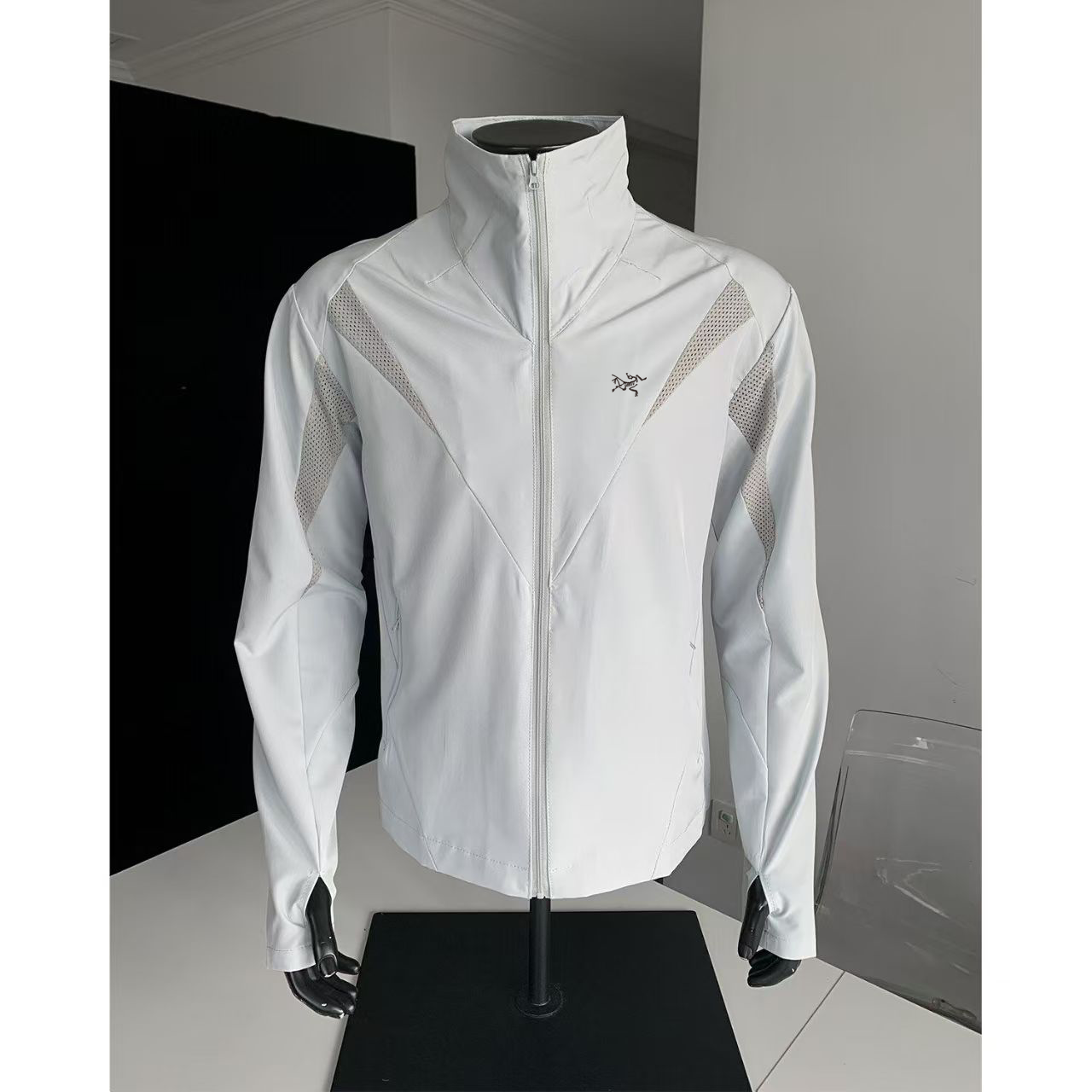 💰110
始祖鸟∧RC'TERYX防晒速干凉感拉链衫
采用功能性专业户外防晒型针织材料 ，亲肤·柔软·舒适透气触感。凉爽， 有非常好的弹性 和防水透气功能  防晒值upf50+不怕晒伤，纵享户外阳光☀️有专业检测报告，反射紫外线95%。
弹力接触凉感，缓解体热，轻量御风 ，前片和袖子设计了网眼拼接更显用心，手腕弹力带套指功能 ，贴合手腕的同时 提升钻风性能 ，面料弹力十足 透气性高  在运动出汗时 ，减少热量 和粘附感
如果突降小雨还有功能性防水功能 

品质面料做工都无敌在线，胸口3d裁片 带有口袋拉链 内里本布包边  下摆处松紧设计 提高穿着舒适性 并且可以不同场合自由调整版型   

简约大气风格  情侣款   稳重百搭 

情侣款m到3x