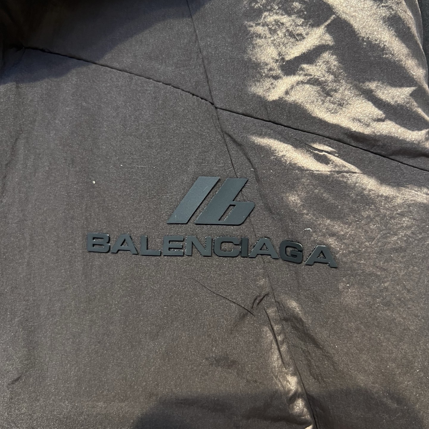 羽绒服 巴黎 2025冬季新款羽绒服 加厚冬季保暖神器 走秀款 最近图案搭配假两件设计 简单百搭经典 细