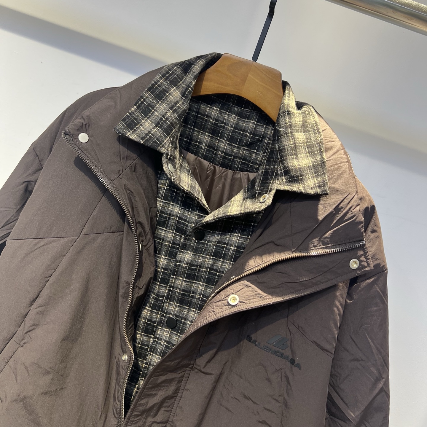 羽绒服 巴黎 2025冬季新款羽绒服 加厚冬季保暖神器 走秀款 最近图案搭配假两件设计 简单百搭经典 细