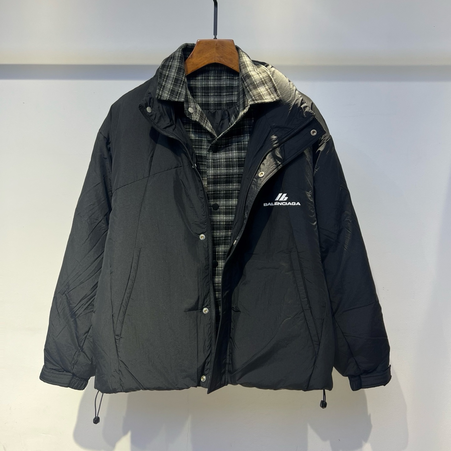 羽绒服 巴黎 2025冬季新款羽绒服 加厚冬季保暖神器 走秀款 最近图案搭配假两件设计 简单百搭经典 细