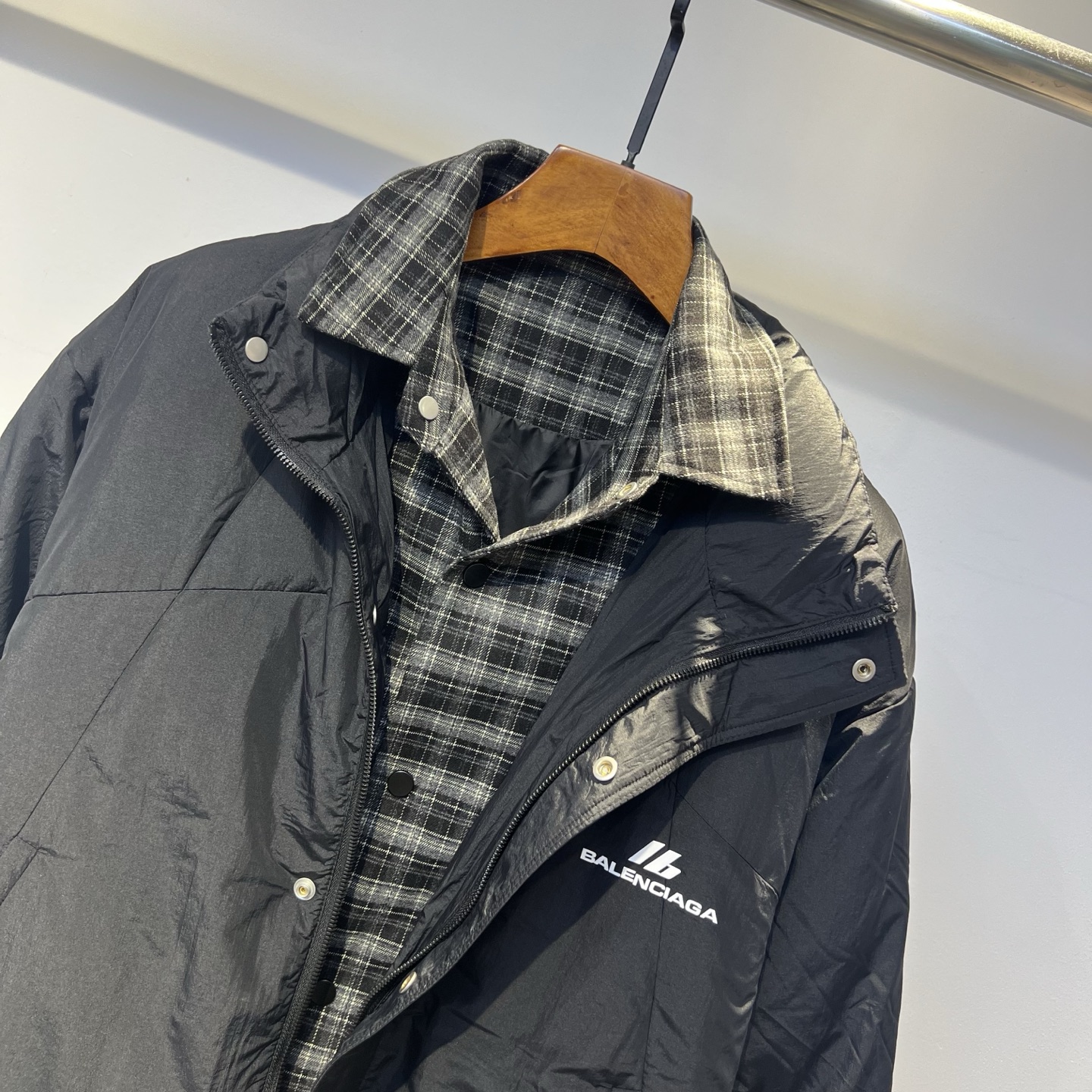 羽绒服 巴黎 2025冬季新款羽绒服 加厚冬季保暖神器 走秀款 最近图案搭配假两件设计 简单百搭经典 细