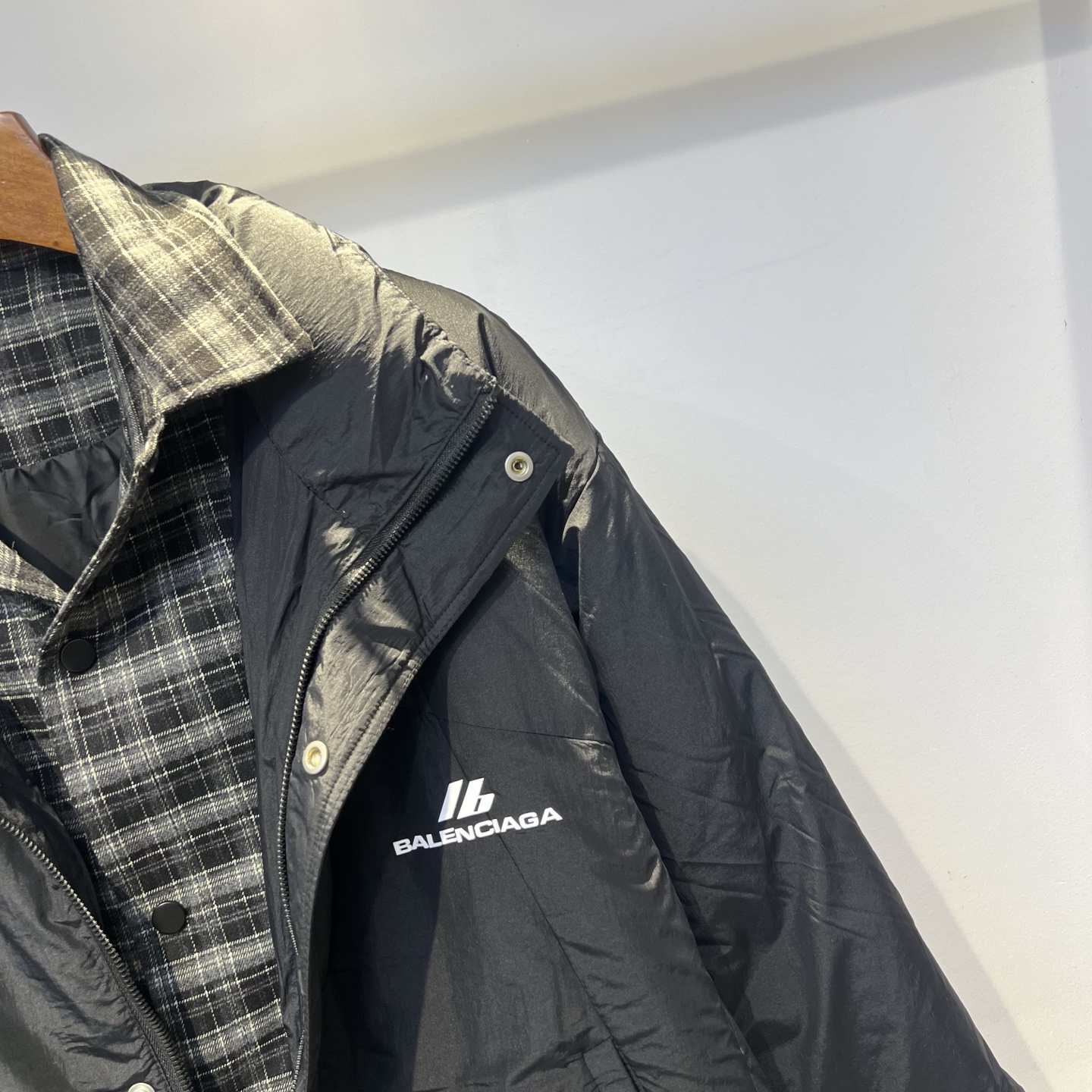 羽绒服 巴黎 2025冬季新款羽绒服 加厚冬季保暖神器 走秀款 最近图案搭配假两件设计 简单百搭经典 细