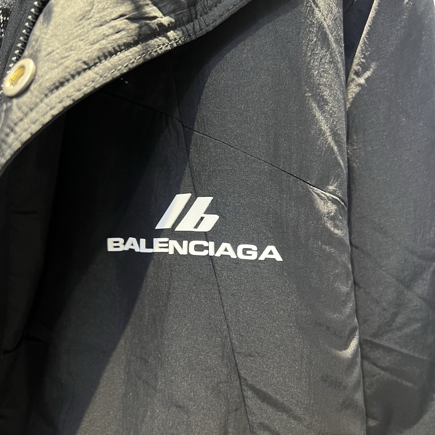 羽绒服 巴黎 2025冬季新款羽绒服 加厚冬季保暖神器 走秀款 最近图案搭配假两件设计 简单百搭经典 细